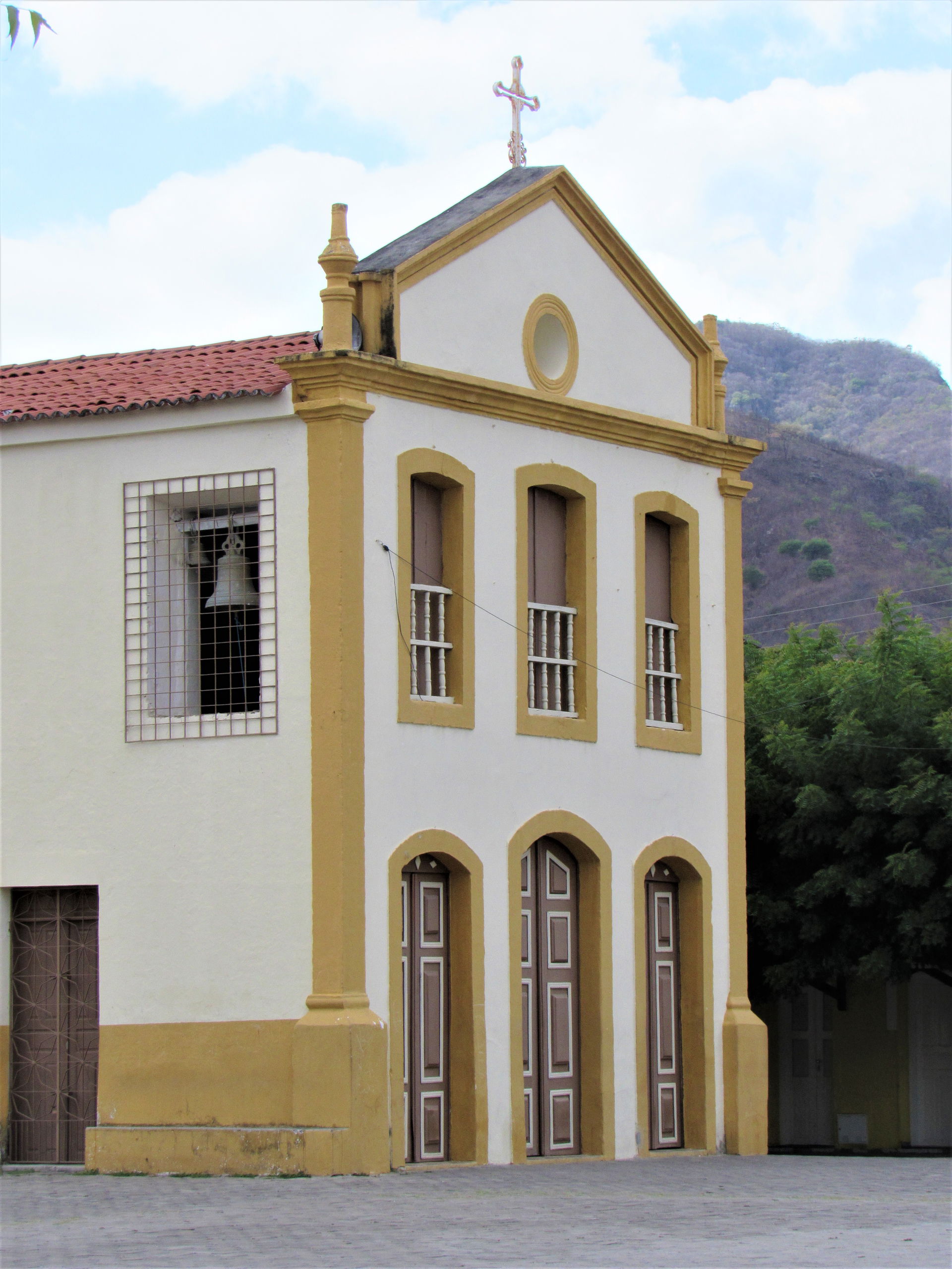 Fachada frontal da Igreja de São Sebastião, em Itapipoca, Ceará