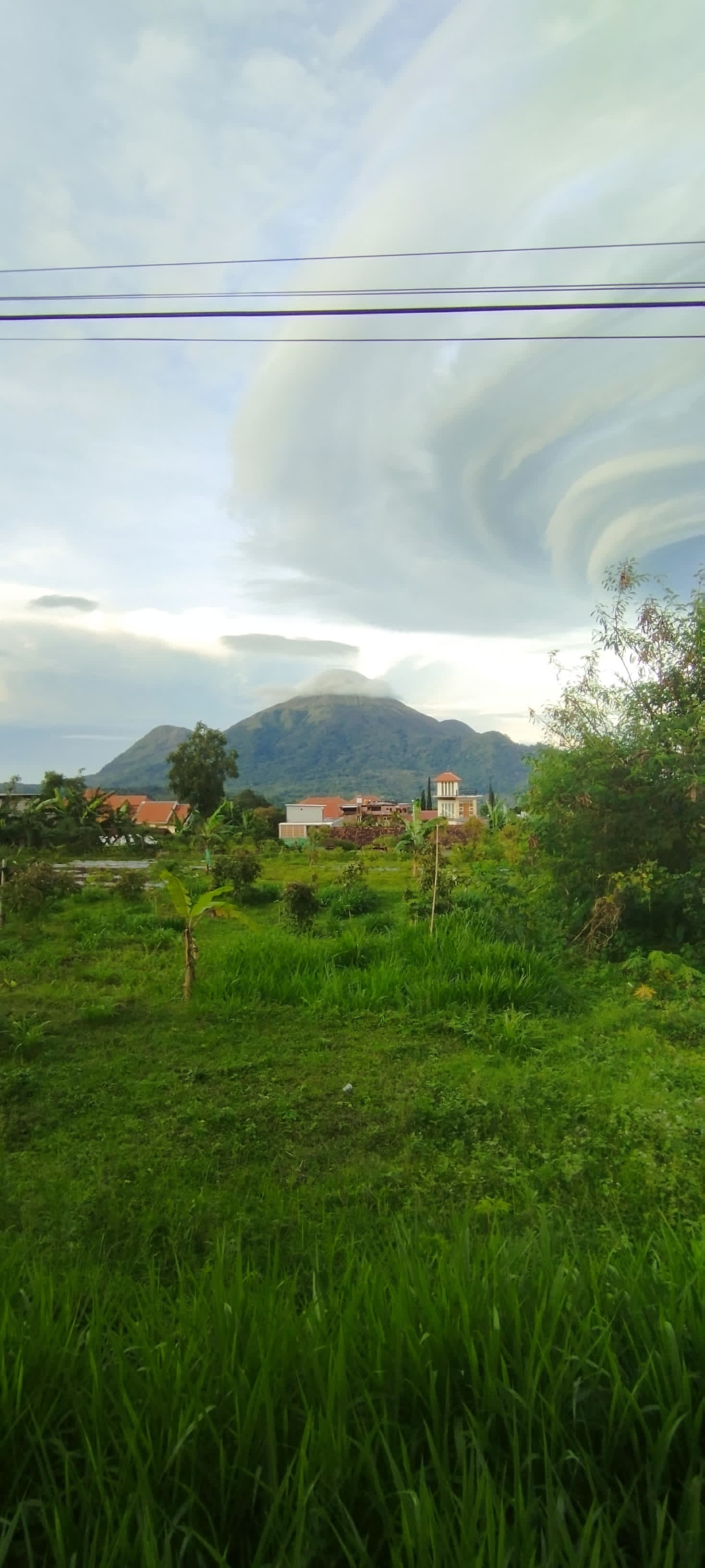 Awan Lentikuler (berbentuk piring terbang) dengan Gunung Penang…