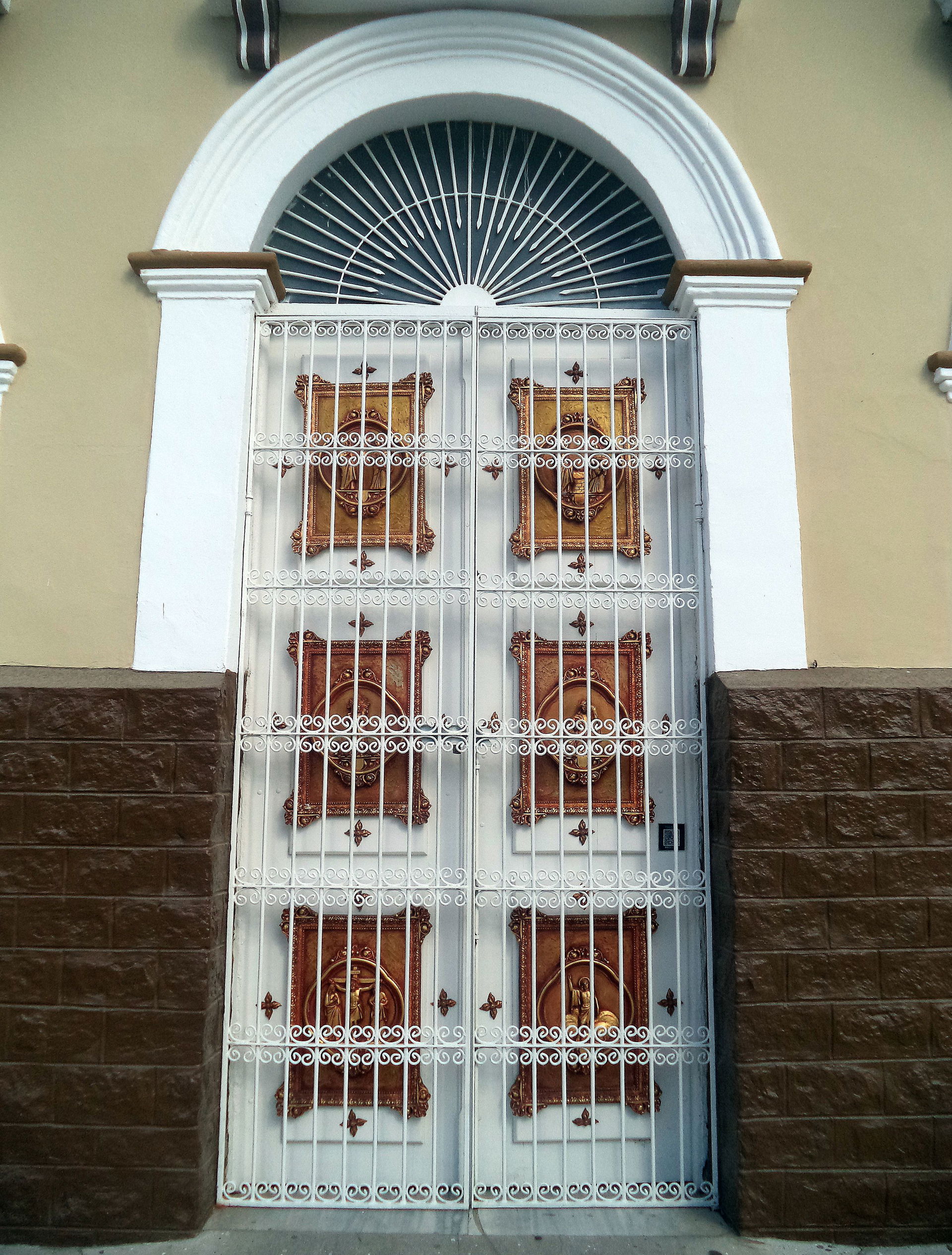 Porta principal da Catedral de Sant'Ana, sede da Diocese de Cai…