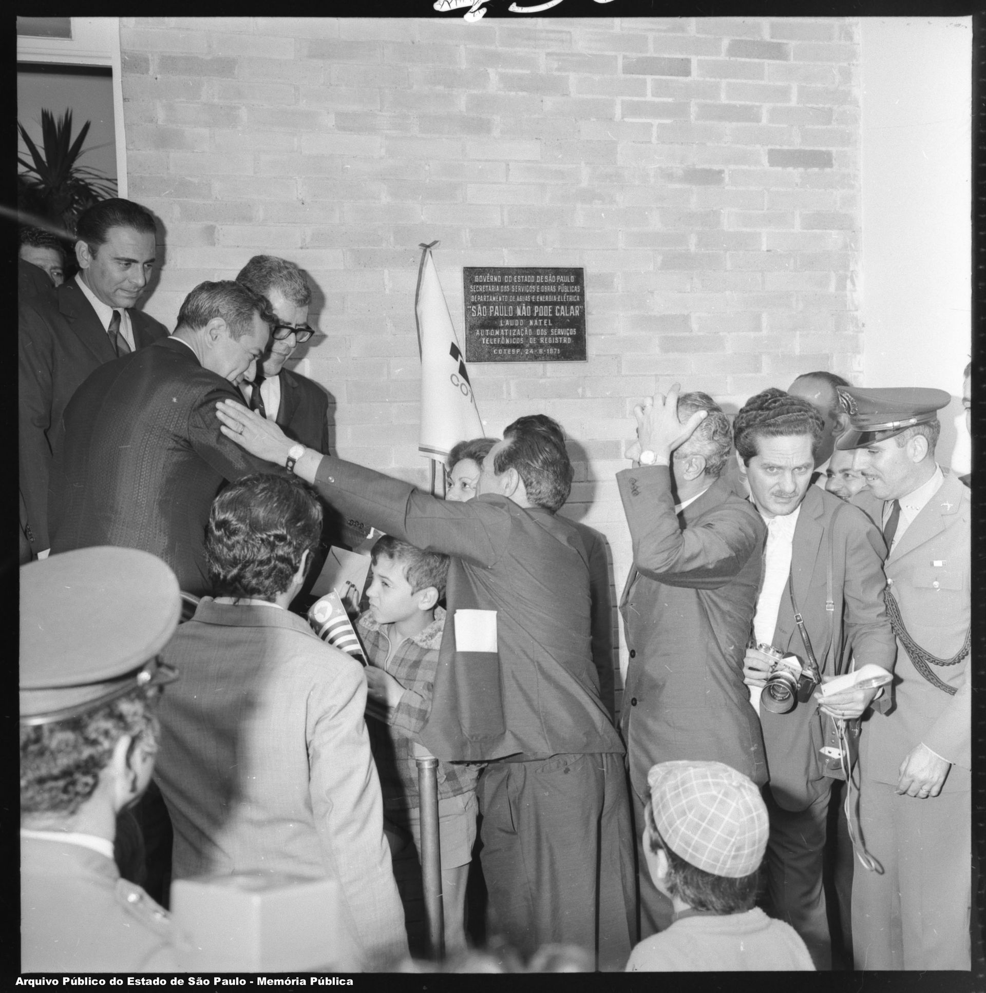 Governador Laudo Natel inaugurando a central telefônica de Regi…