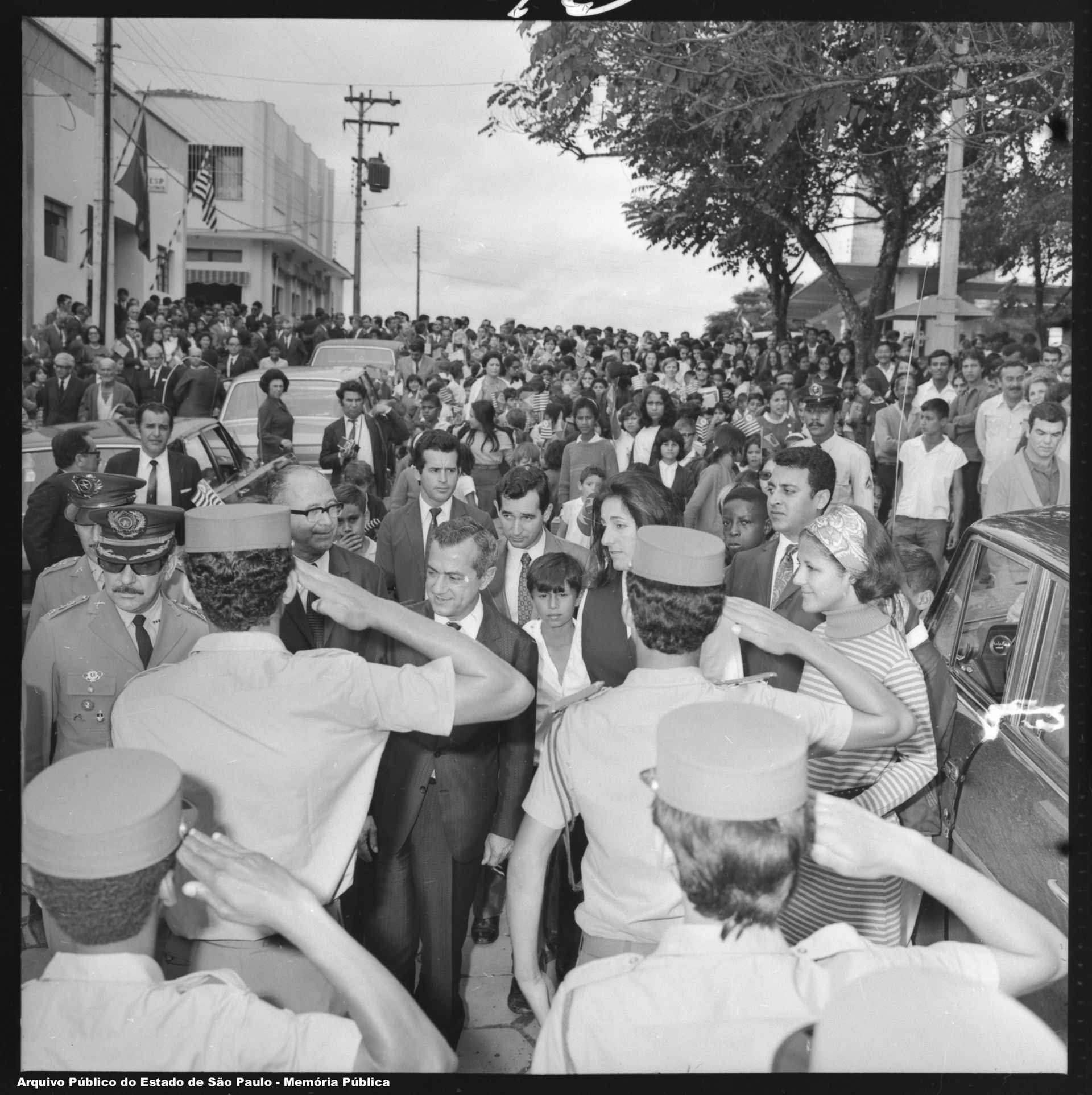 Governador Laudo Natel inaugurando a central telefônica de Regi…