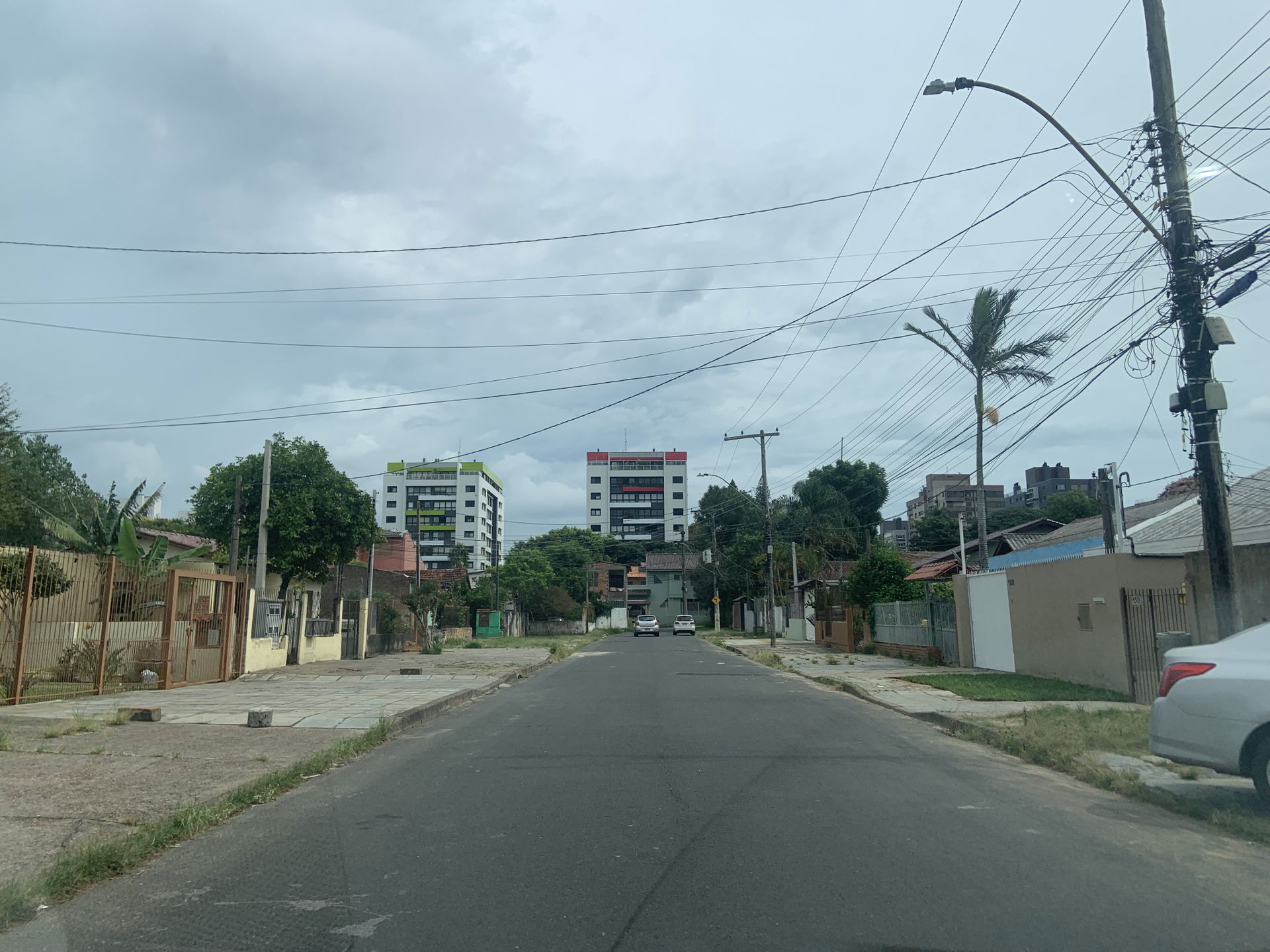 Rua Alarico Ribeiro, no bairro Camaquã, na zona sul de Porto Al…