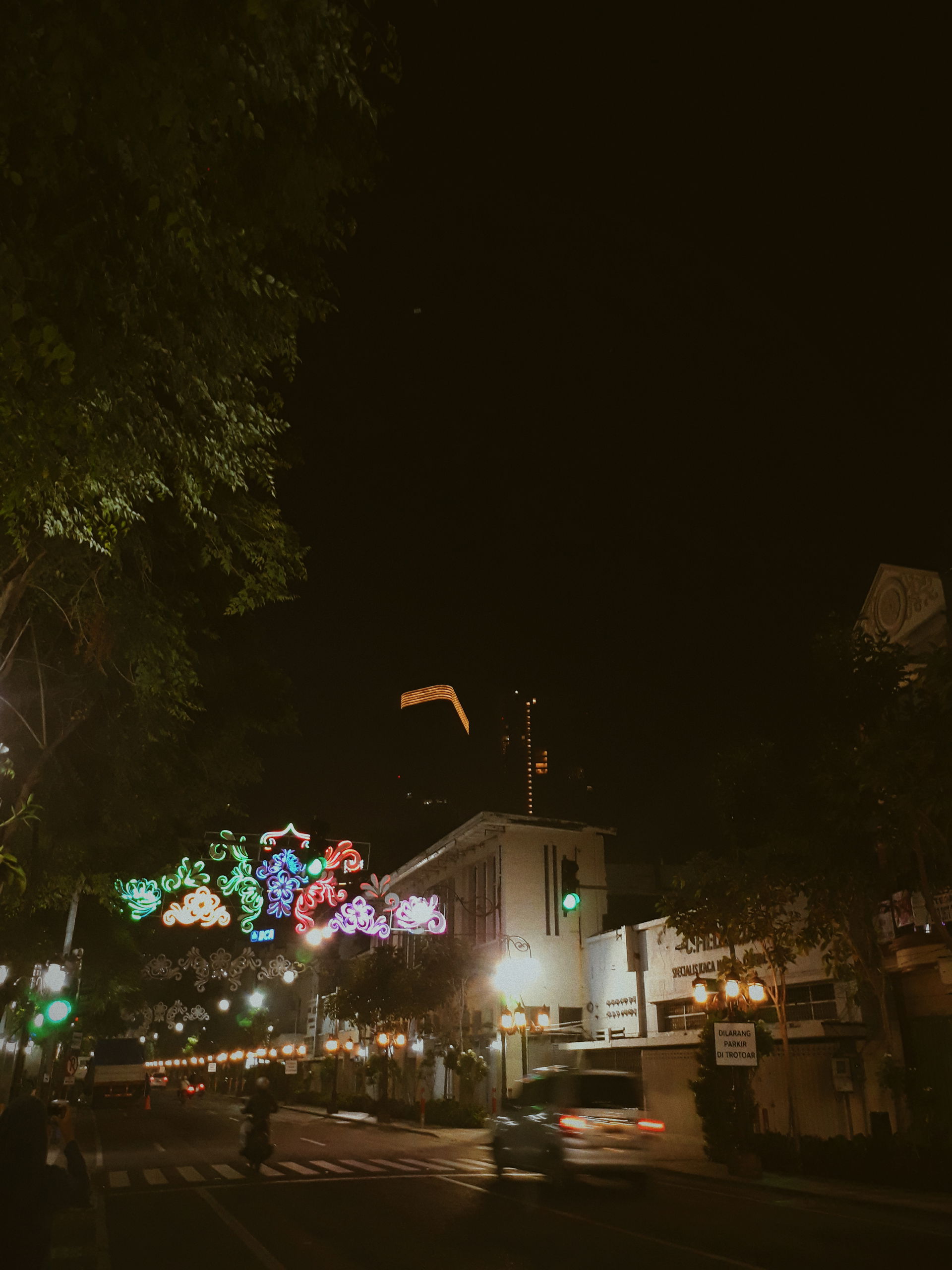 Suasana malam hari di Jalan Tunjungan, Surabaya yang nampak len…