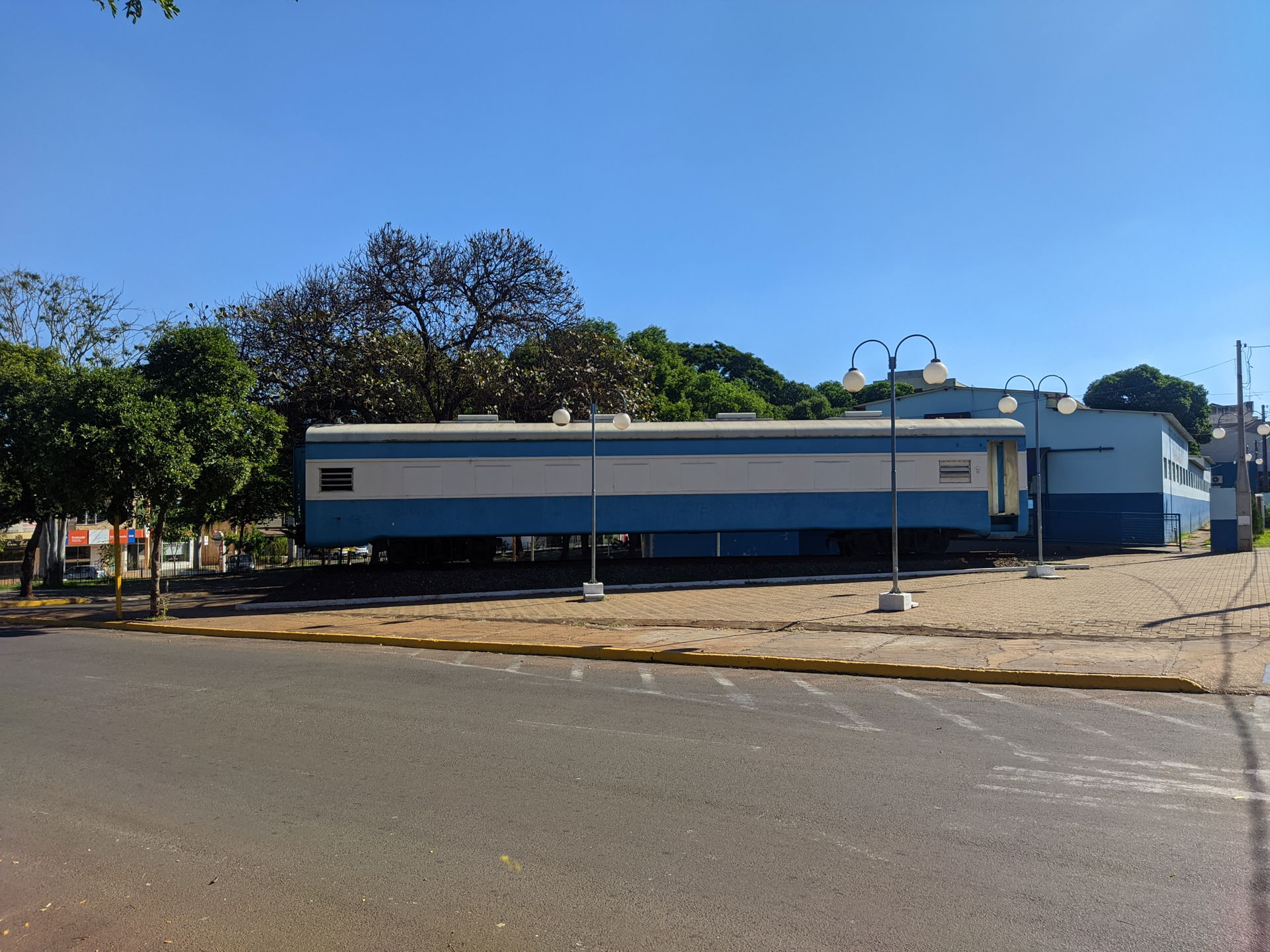 Trem exposto em via pública em Andradina