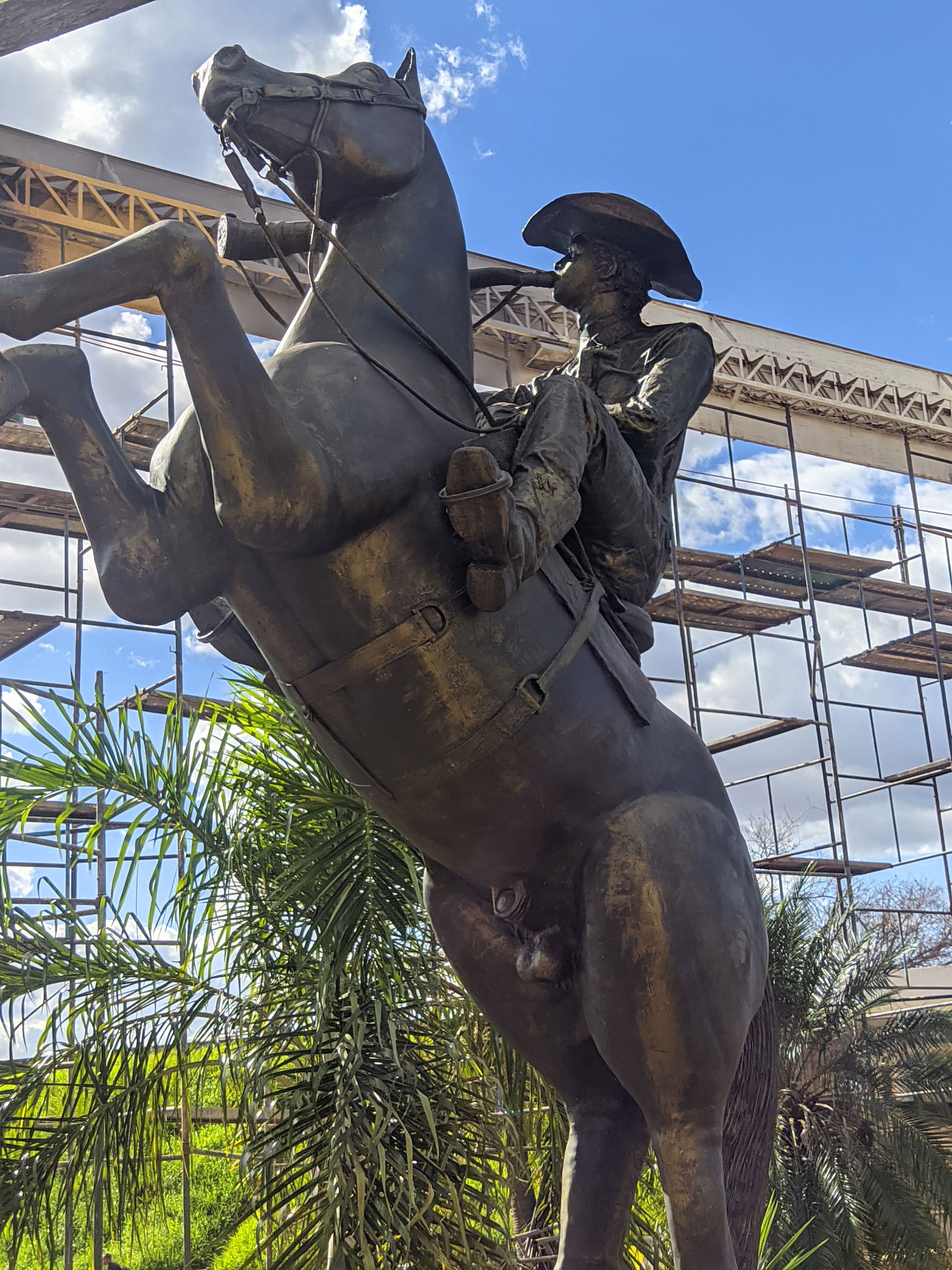 Escultura de um boiadeiro no cavalo com seu berrante na entrada…