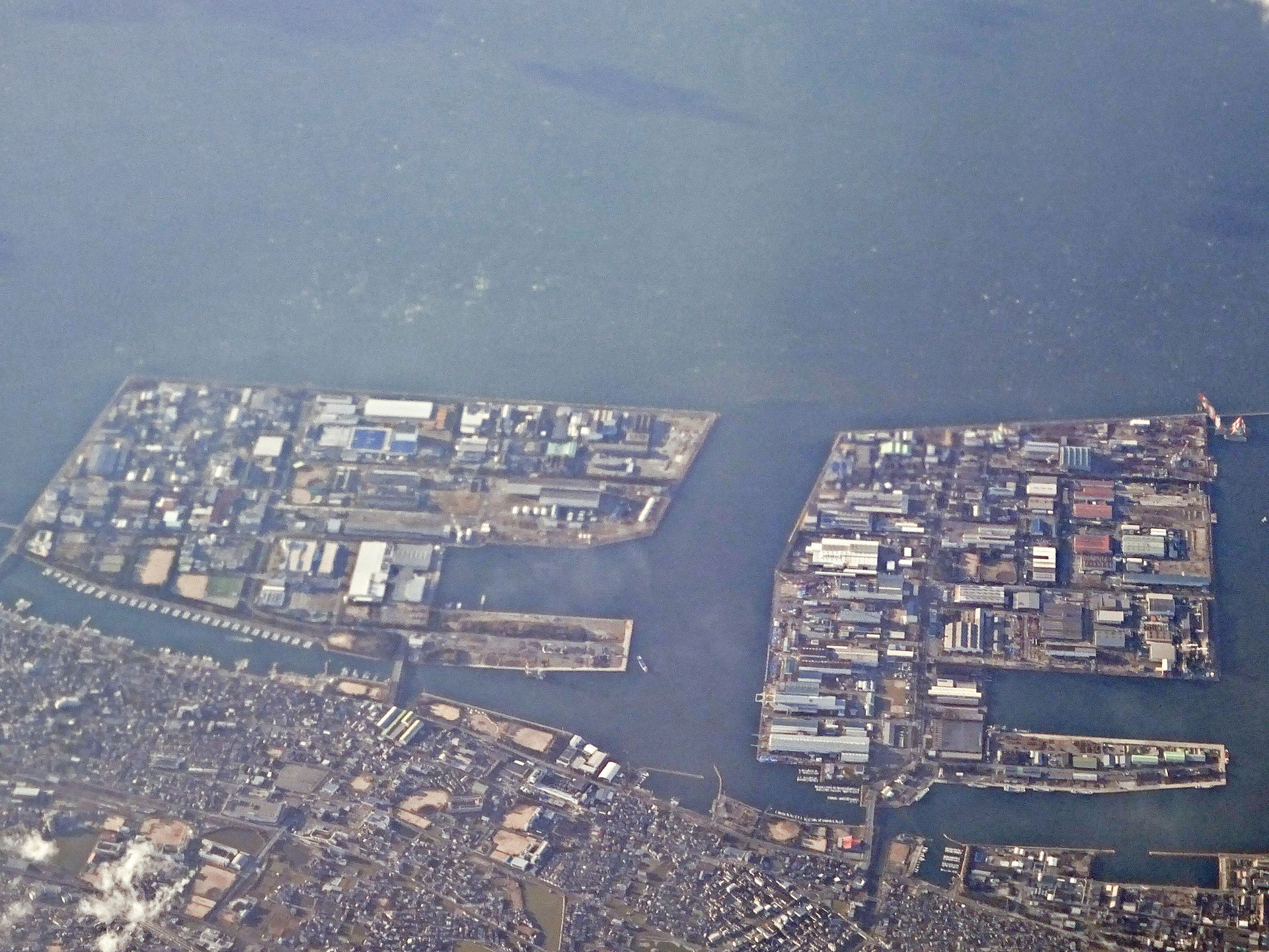 明石市の埋立地「新島」「東新島(左)」を空撮