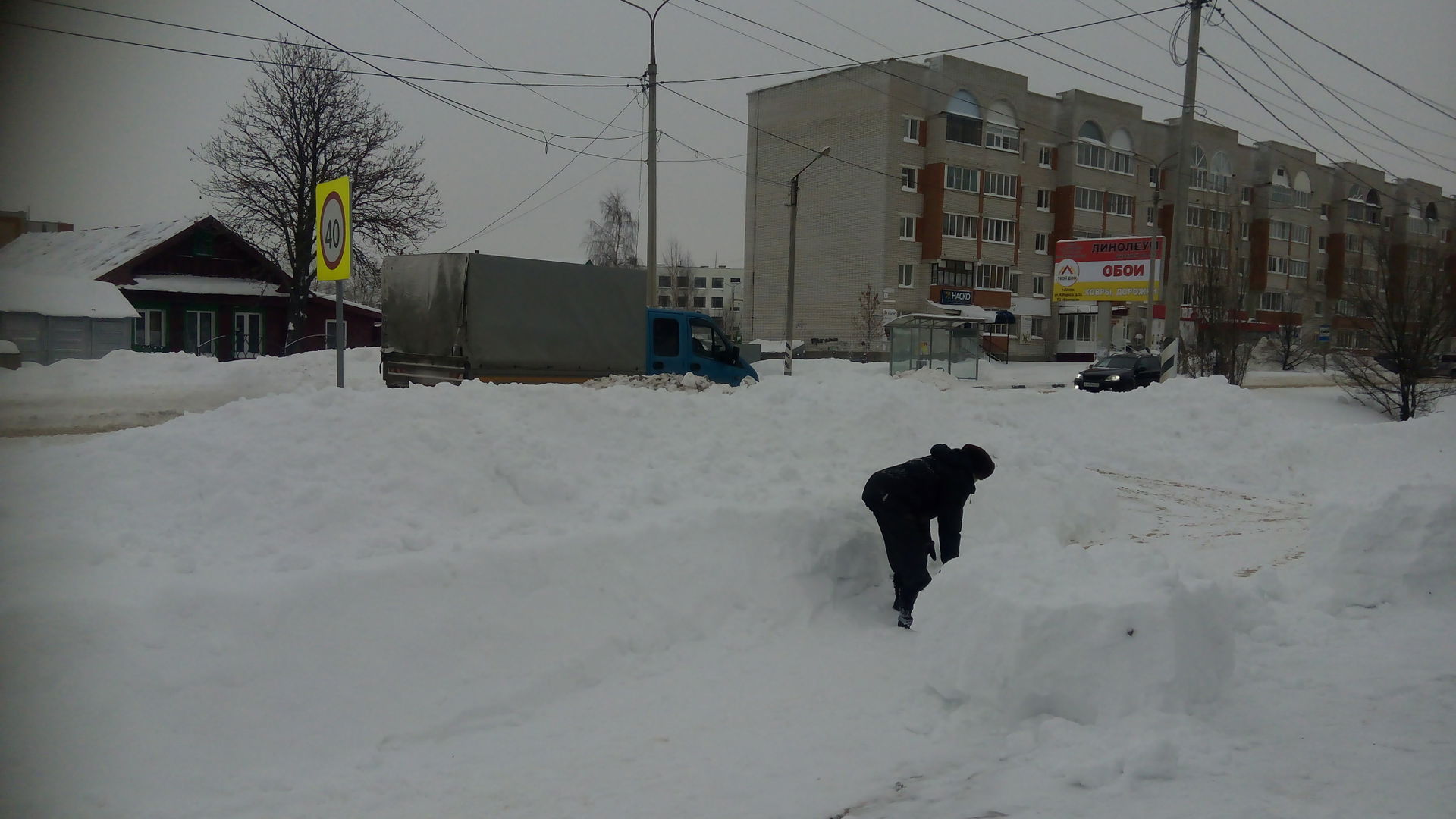 Ручная чистка снега на тротуаре в Канаше