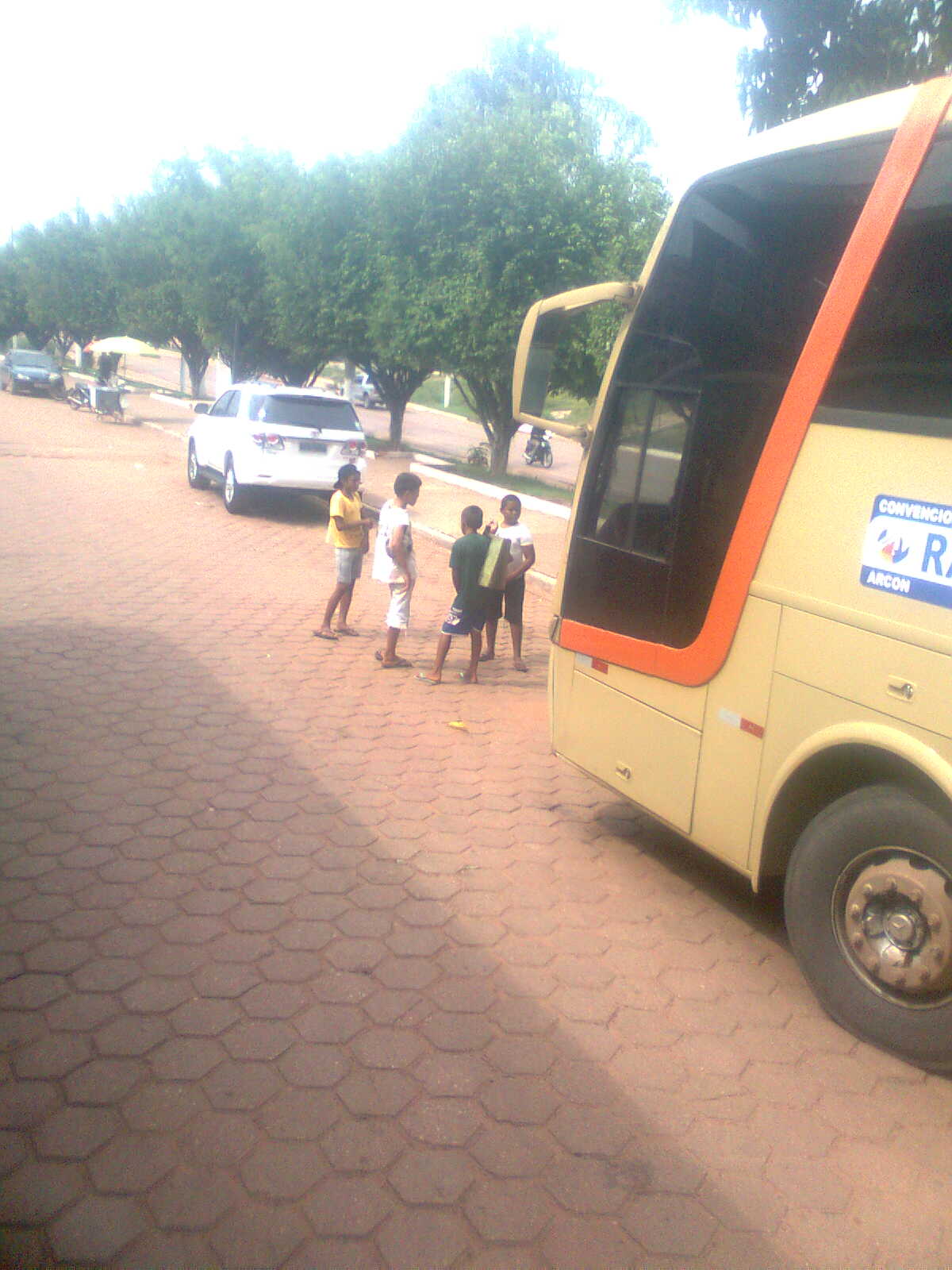 Crianças trabalhando no terminal rodoviário de Goianésia do Pará