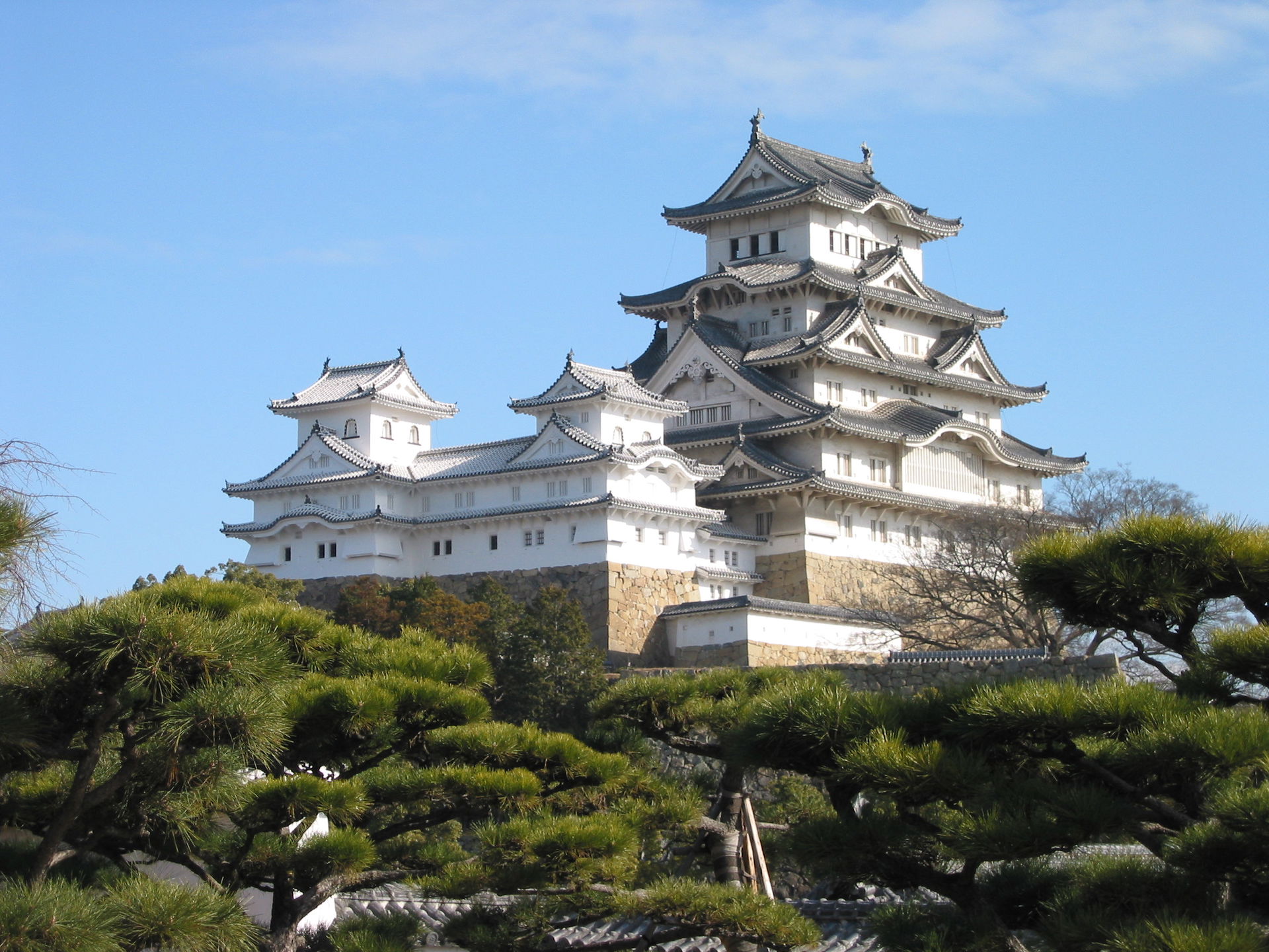 Istana Himeji dilihat dari wilayah Nishinomaru