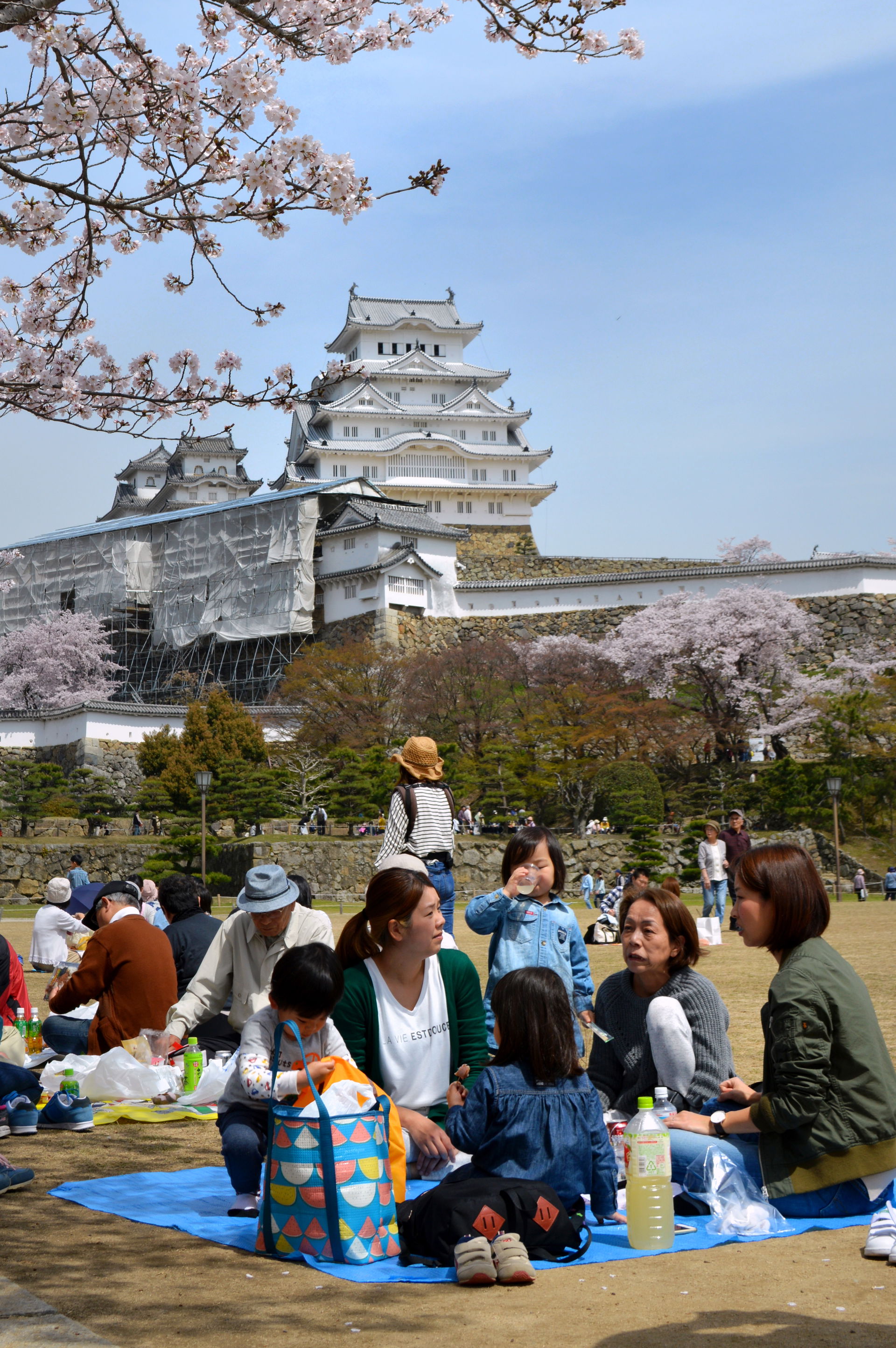 Family picnic, Himeji Castle grounds, Himeji, 2016