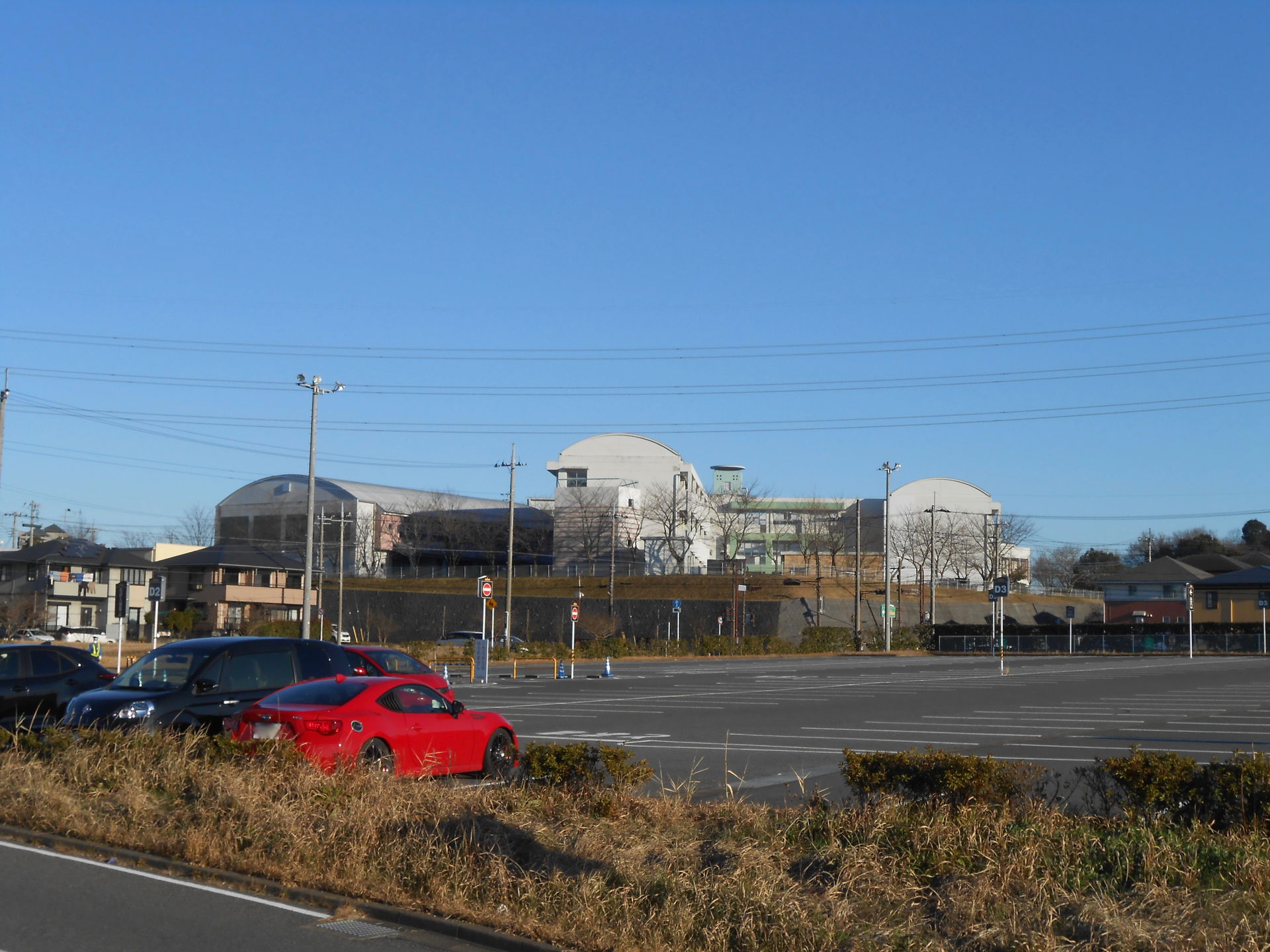 市原市立牧園小学校(千葉県市原市ちはら台西)の校舎を、時計台がある側とは反対側から撮影。近隣にある大型商業施設「ユニモちはら台…