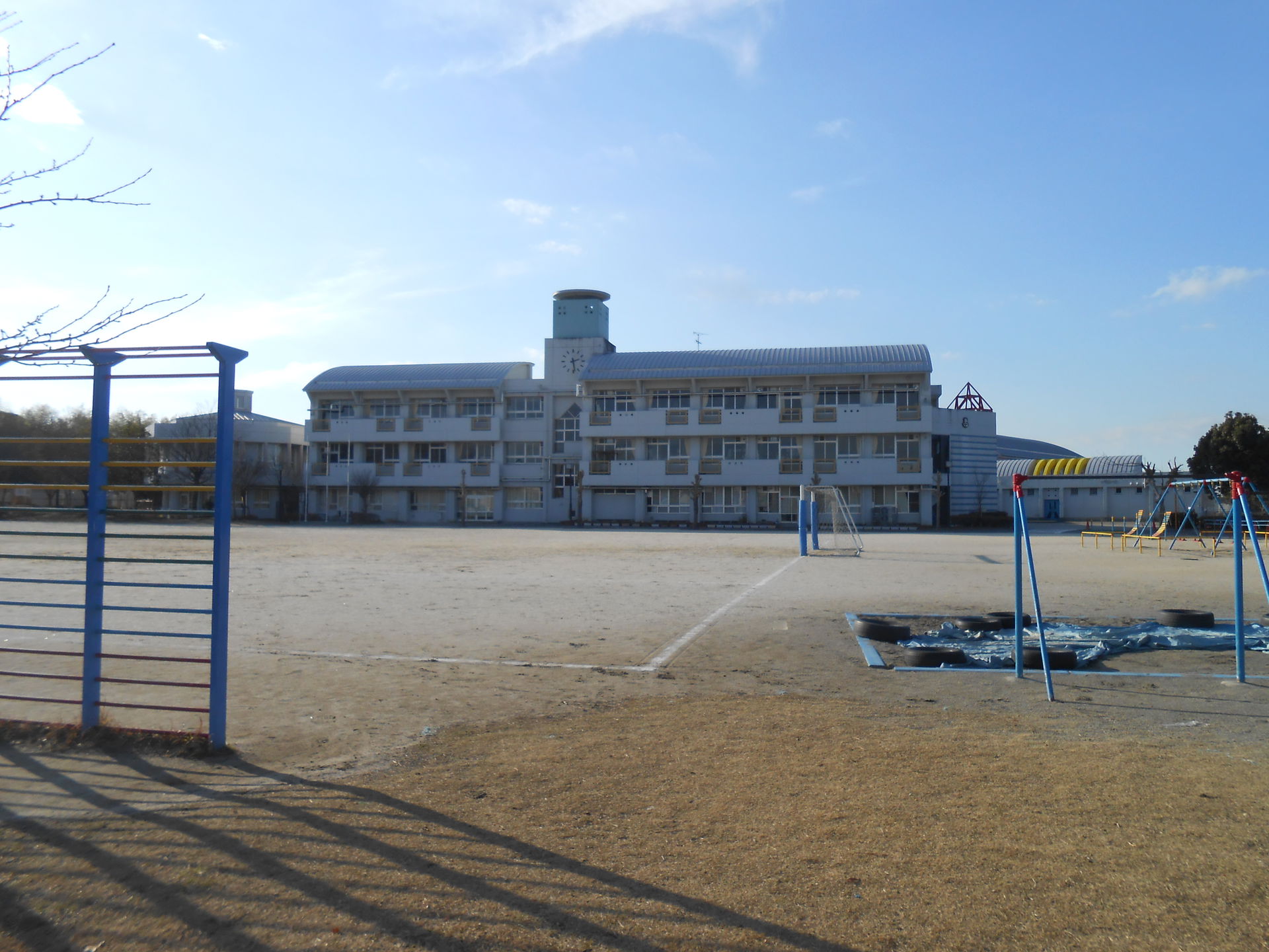 市原市立牧園小学校(千葉県市原市ちはら台西)の校舎を時計台がみえる側面から撮影。