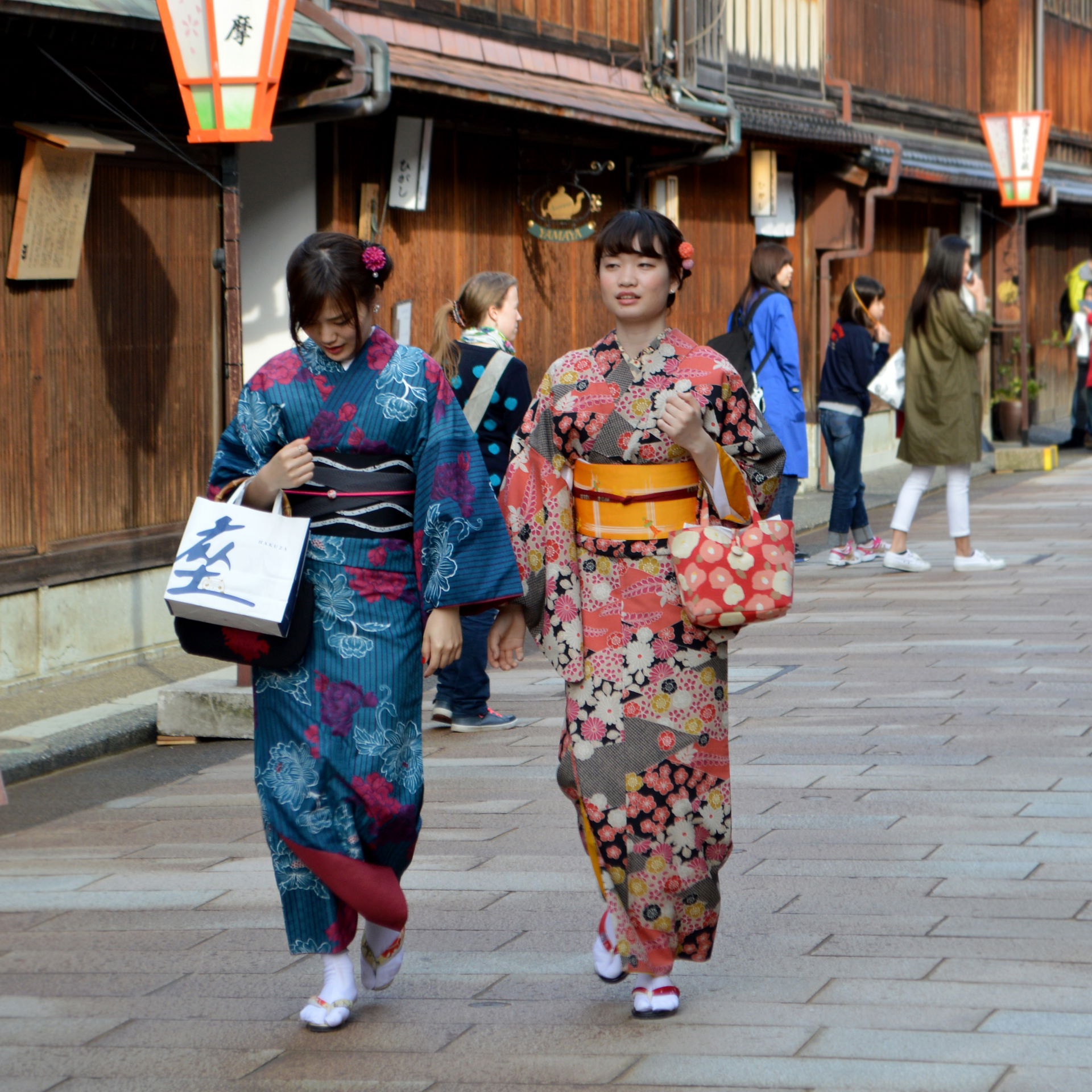 Women in kimonos, Nibanchō Street, Kanazawa, 2016