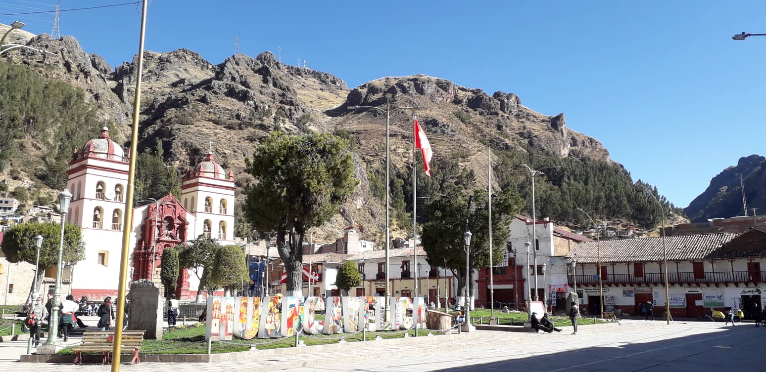 Plaza principal de Huancavelica alzando bandera peruana por su …