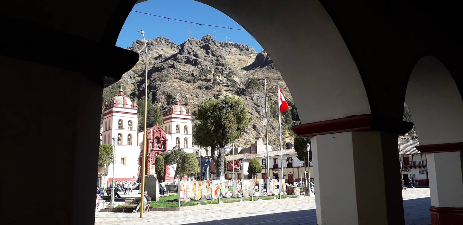 Plaza principal de Huancavelica alzando bandera peruana por su …