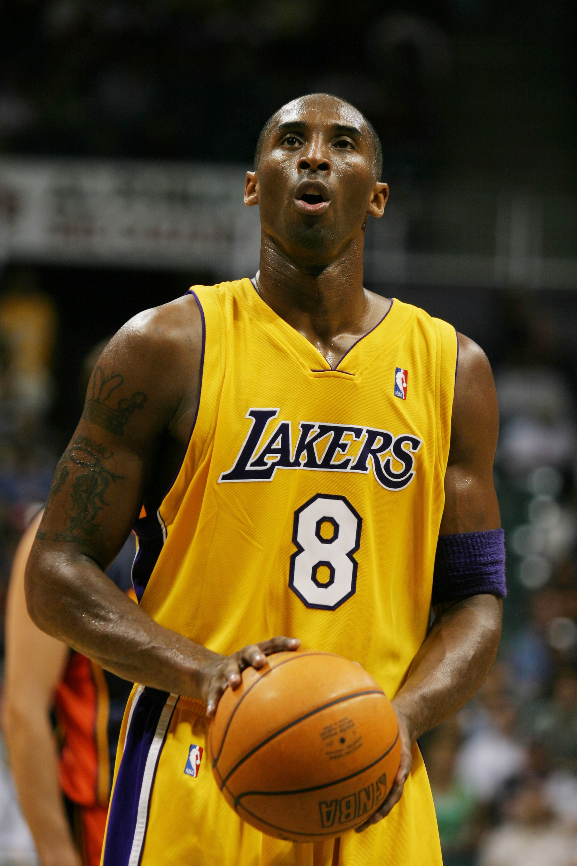 Kobe Bryant, Lakers shooting guard, stands ready to shoot a fre…