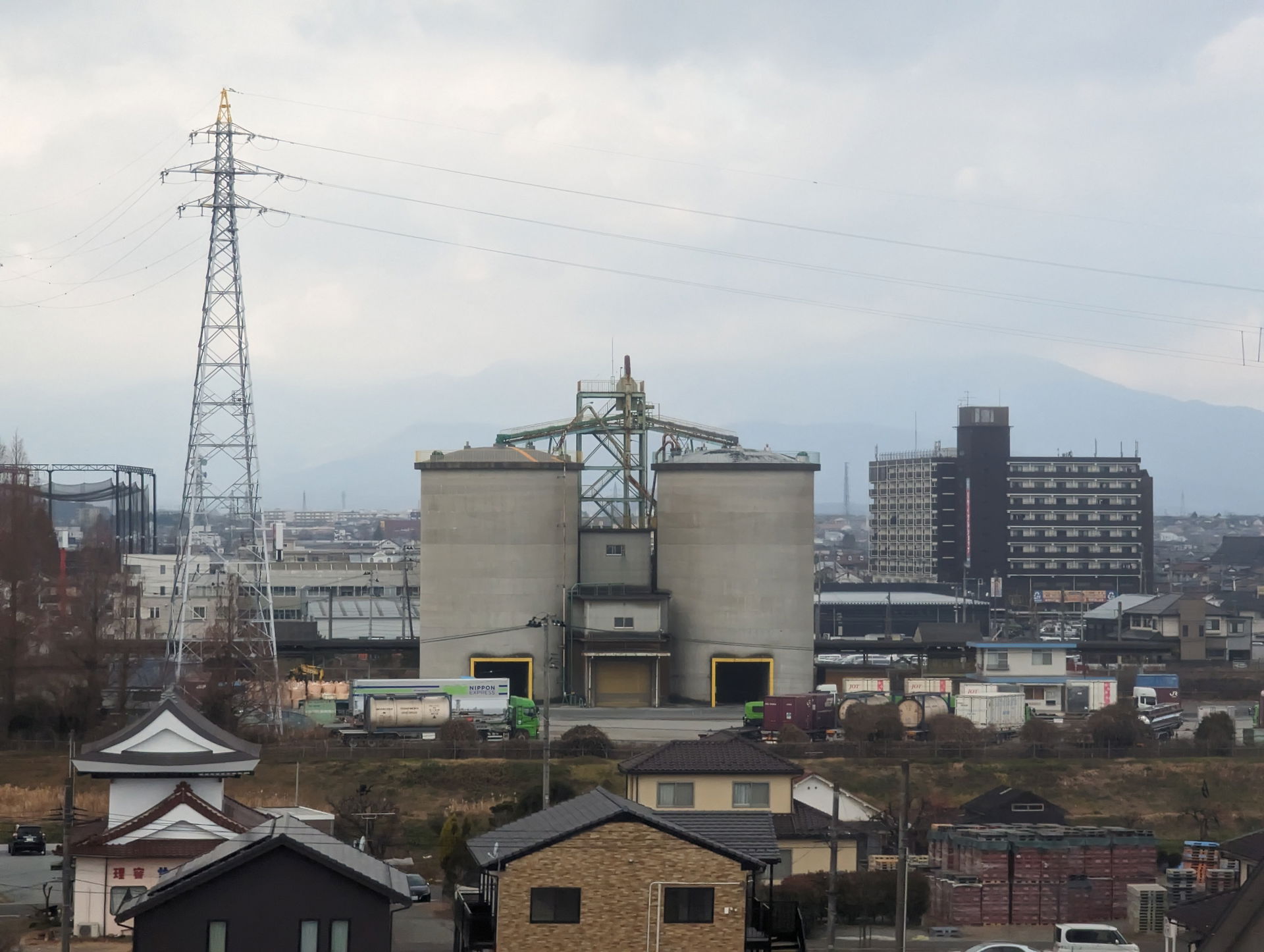 セメントターミナル郡山営業所。福島県郡山市安積町荒井字道場47-1。画面左下、城の屋根のような建物はサイカツ理容（郡山市笹川1…