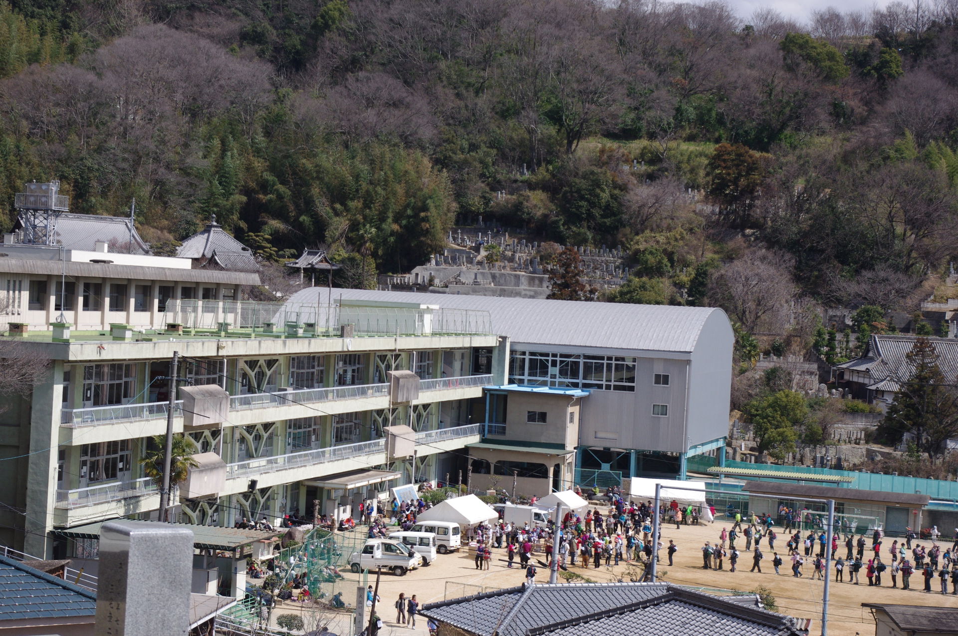 倉敷市立連島西浦小学校の校舎および運動場。第29回 瀬戸内倉敷ツーデーマーチ開催のため運動場にテントが張られている