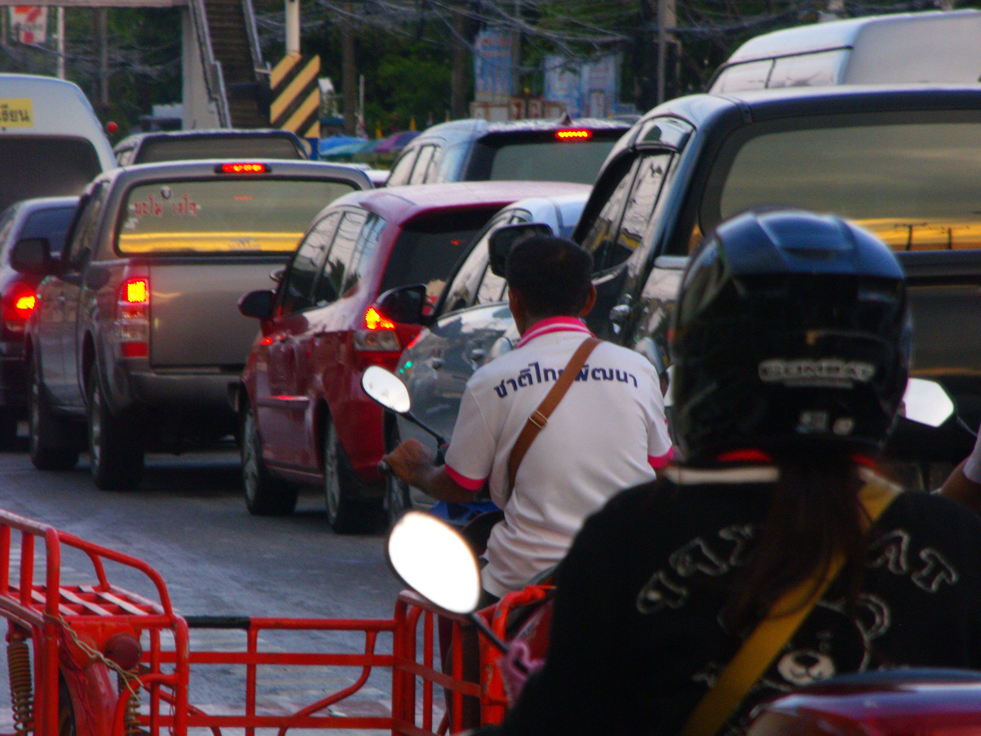 ผู้สวมเสื้อพรรคชาติไทยพัฒนาใน อ.เมือง จ.ร้อยเอ็ด