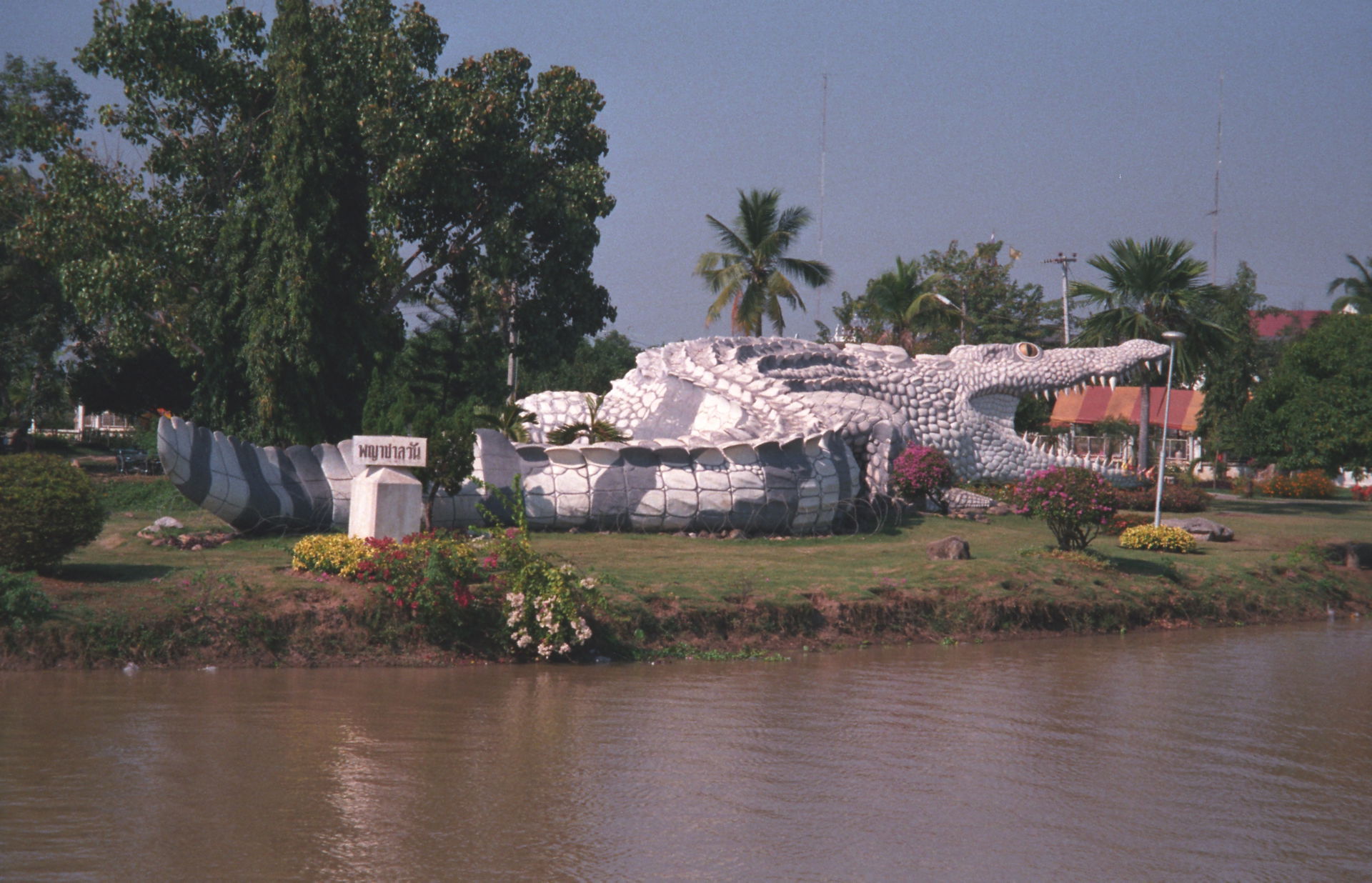 Skulptur Riesenkrokodil Pichit Thailand