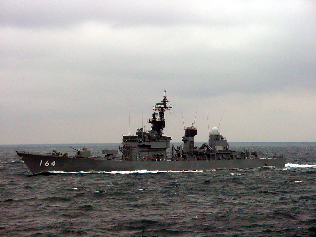 たかつき(2000年観艦式にて)