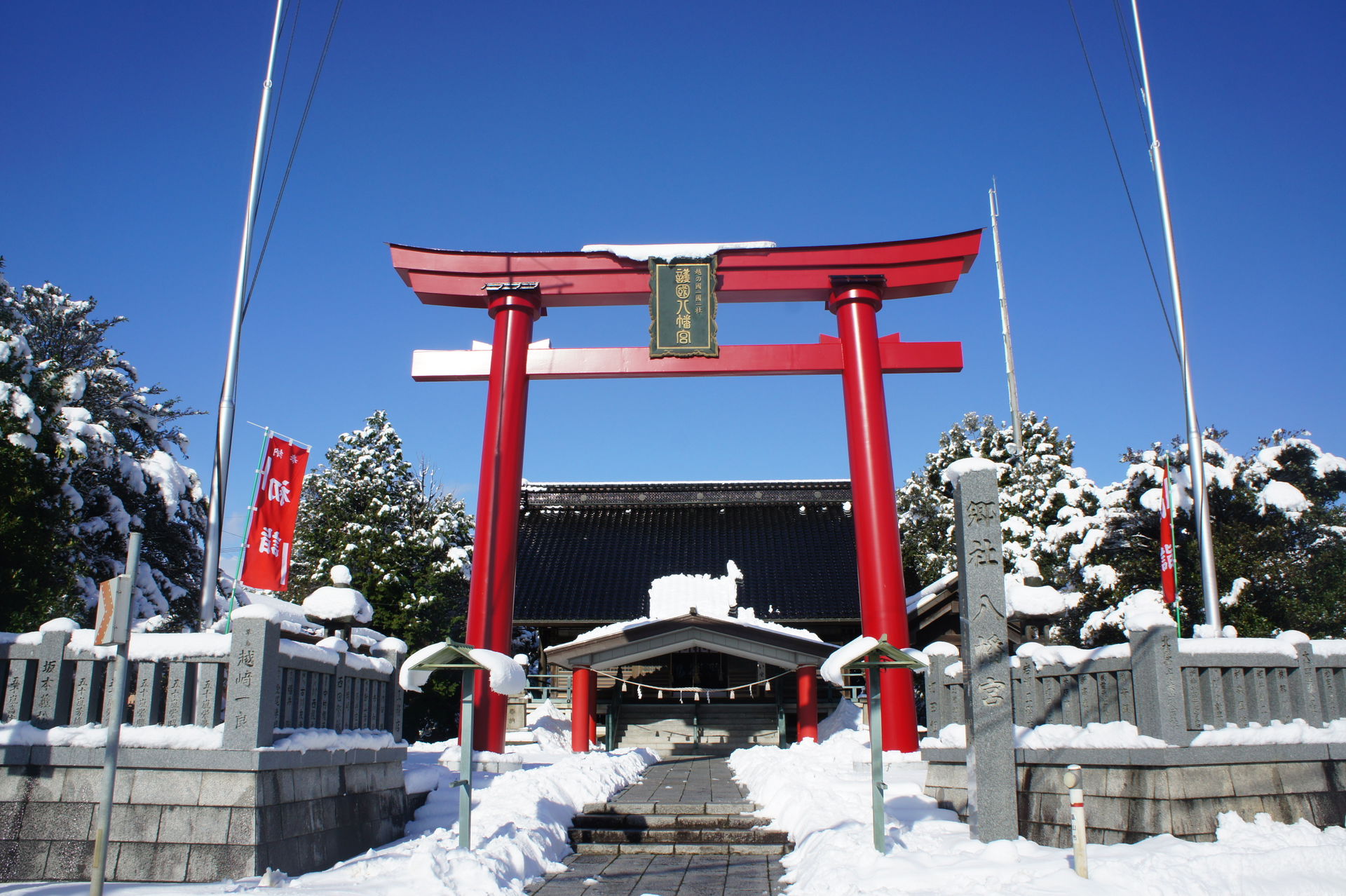 富山県富山市の越中護国八幡宮。（雪の境内）