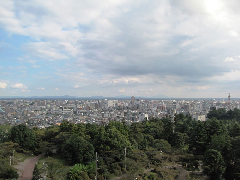 説明：宇都宮タワーから宇都宮市南東部を望む。
場所：栃木県宇都宮市の八幡山宇都宮タワー展望台。

日付：2010年10月2日。