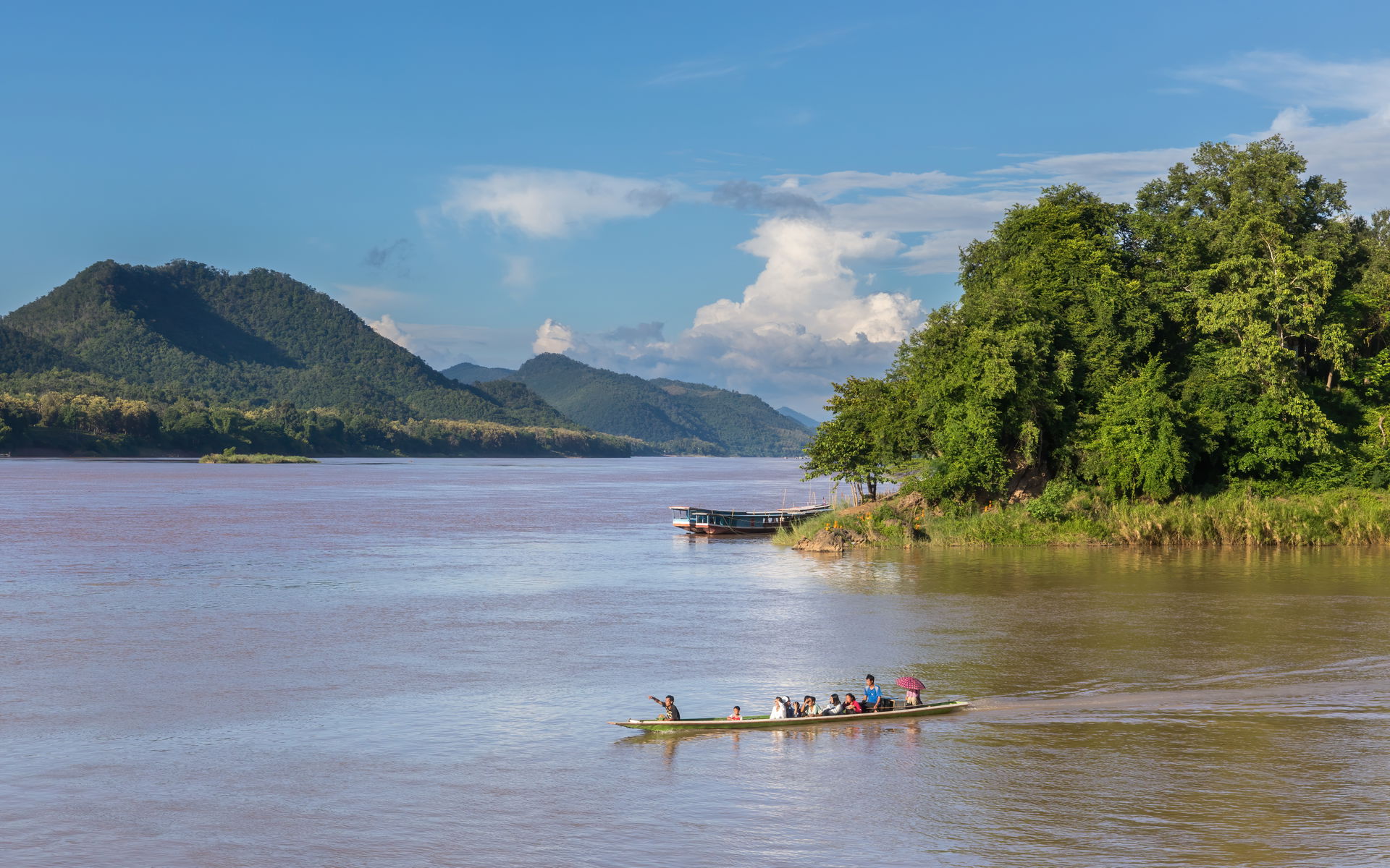 Pirogue running from the Nam Khan river to the Mekong a sunny d…
