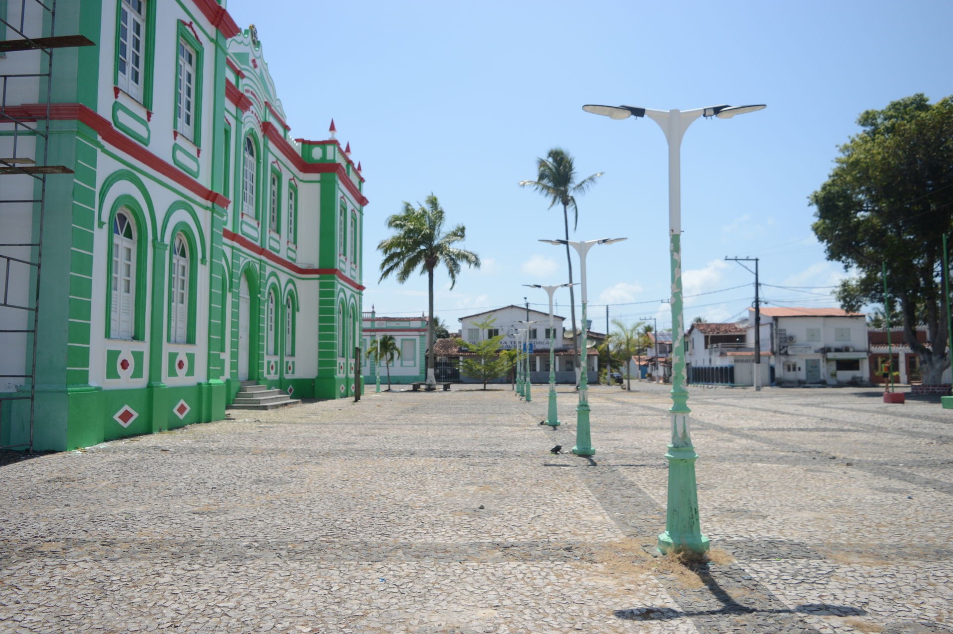 Vista lateral do imóvel e seu entorno imediato, localizado na P…