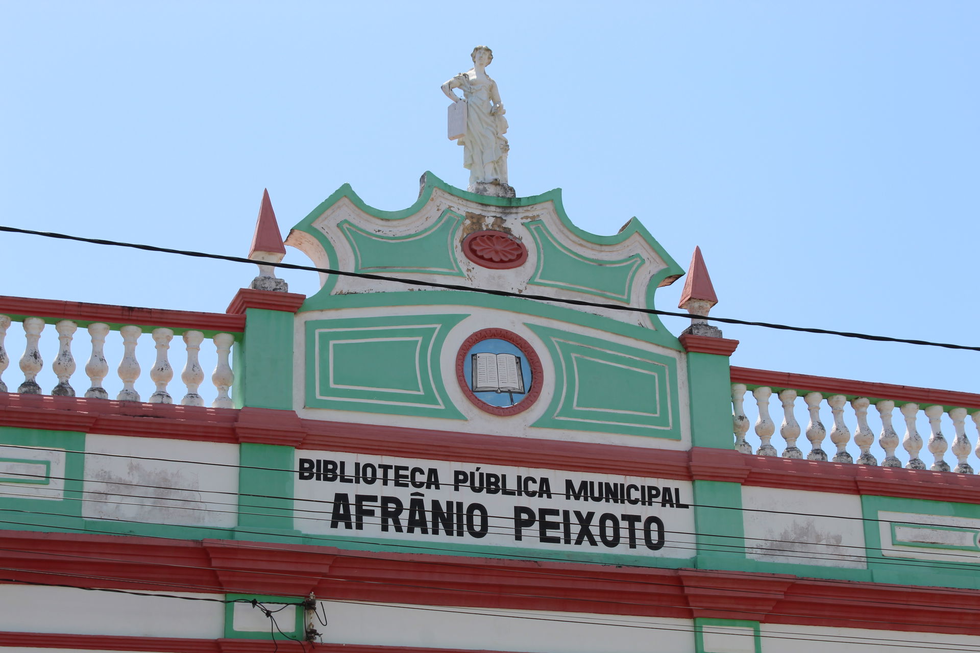Detalhe do acesso principal da Biblioteca Pública Afrânio Peixo…