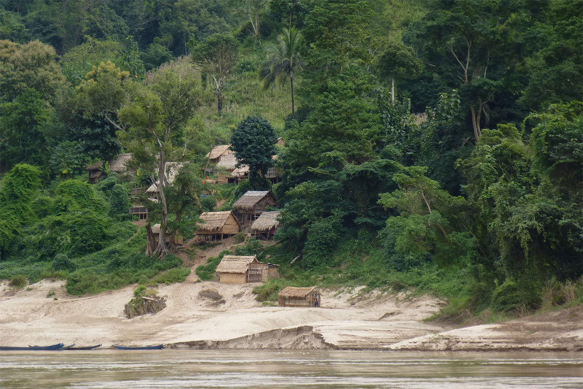 Village on the bank of the Mekong River, Sainyabuli Province, L…