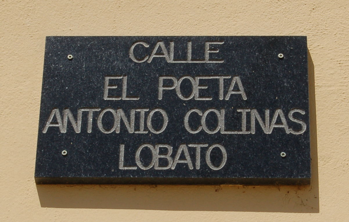 Placa da rúa do poeta Antonio Colinas Lobato en Fuente Encalada