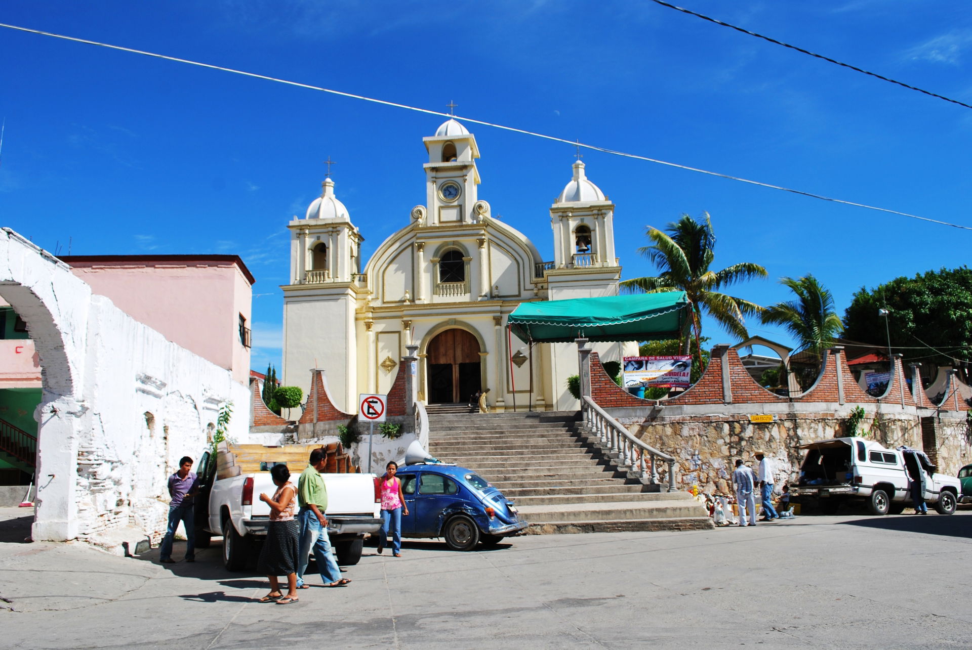 Facade and atrium of the main church of San Pedro Pochutla
