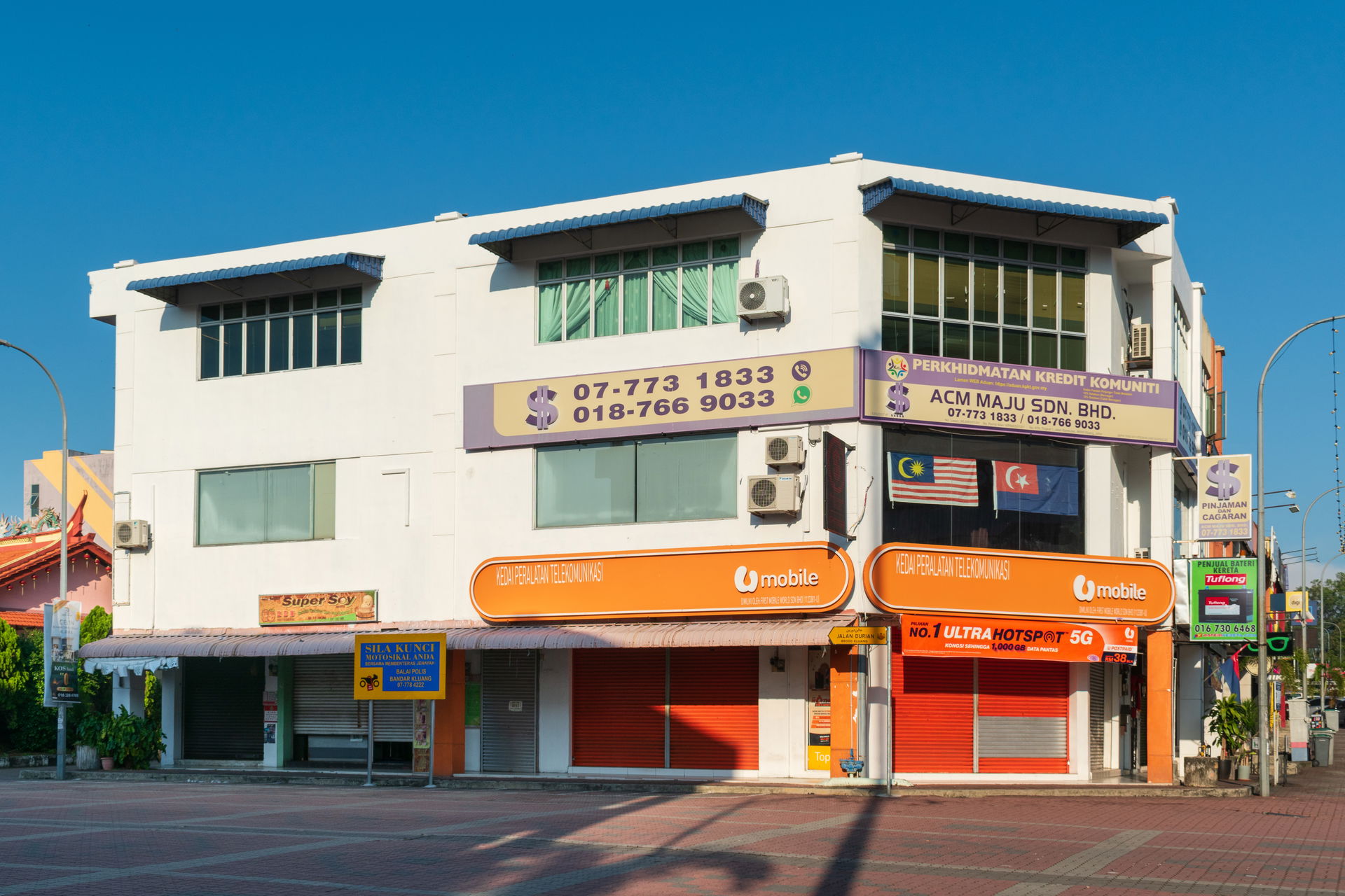 Building housing various shops and businesses on the corner of …