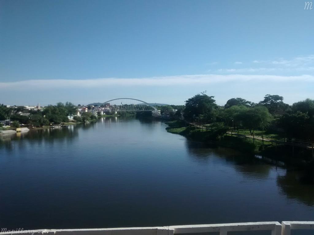 Ponte sobre o Rio Corrente entre Santa Maria da Vitória (esquer…