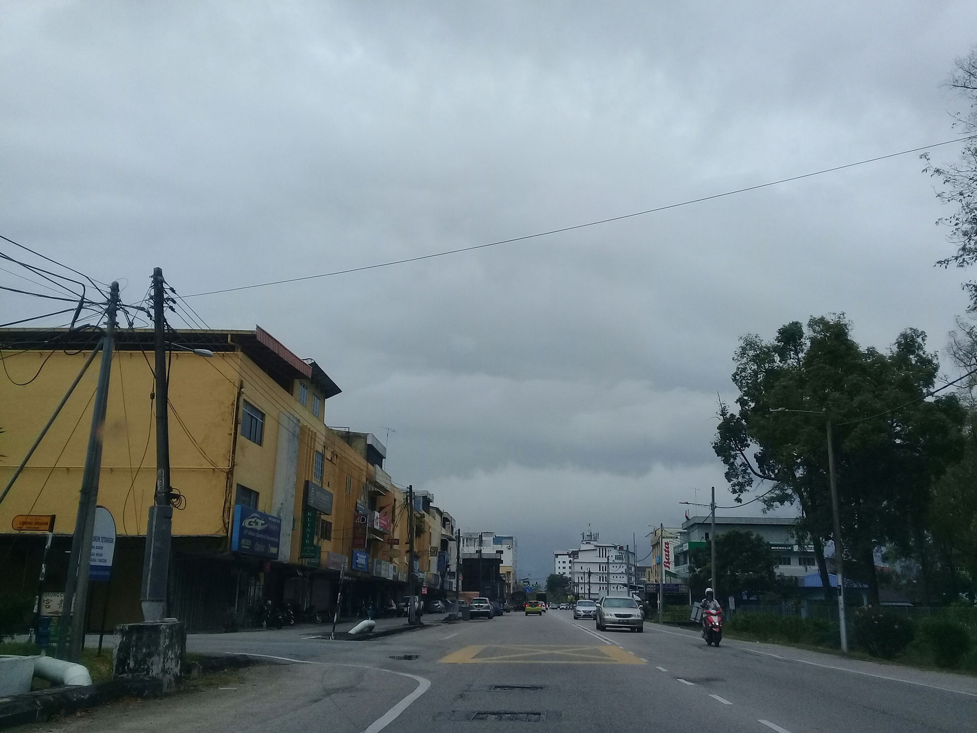Jalan Muar-Yong Peng di Pekan Muar, Johor, Malaysia.