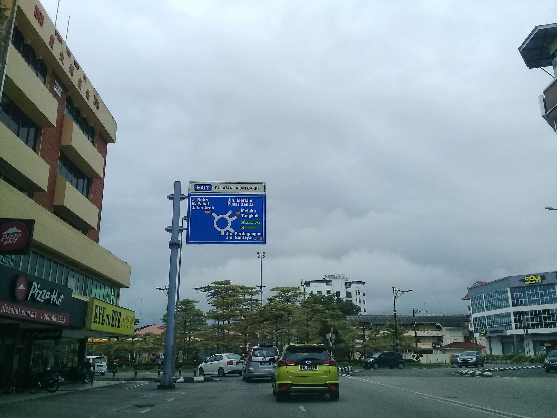 Jalan Muar-Yong Peng di Pekan Muar, Johor, Malaysia.