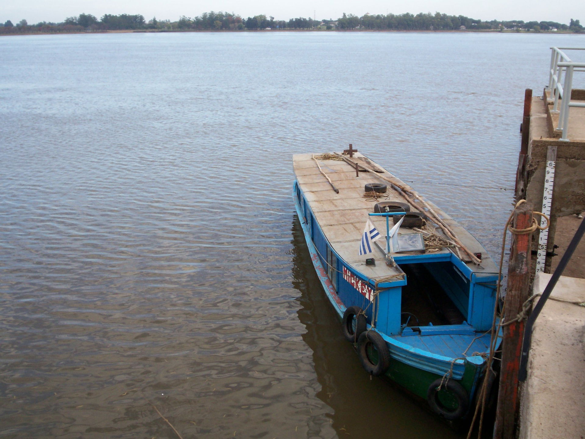 Servicio de lancha que cruza el río Uruguay, desde Bella Unión …