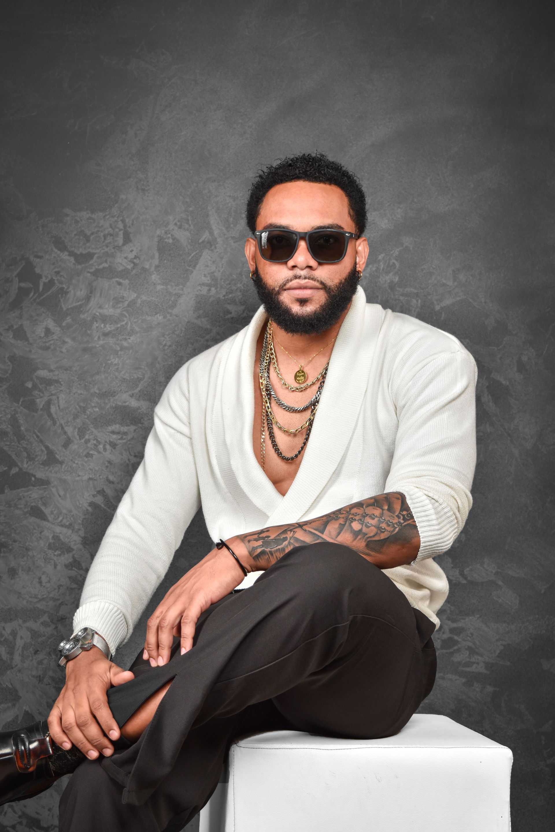 Cantante y productor musical, nacido en Nfana Nsomo Ebibeyin K…