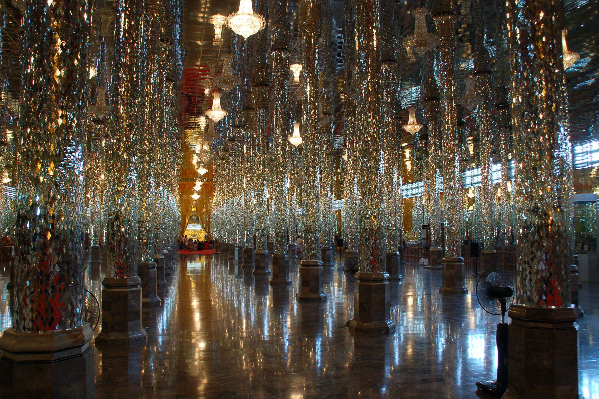 Wat Chantaram (or Wat Tha Sung, Uthai Thani)