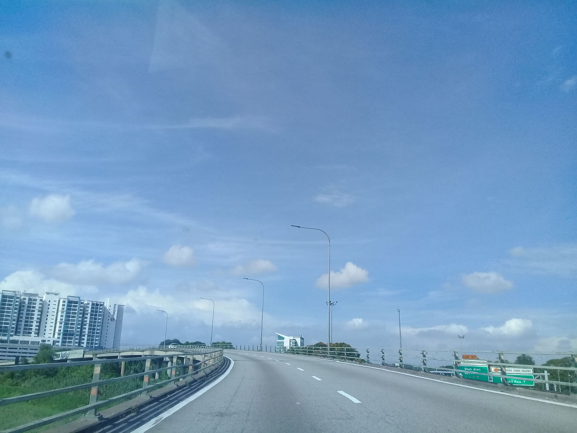 Persimpangan Shah Alam di Lebuhraya Baru Lembah Klang arah sela…