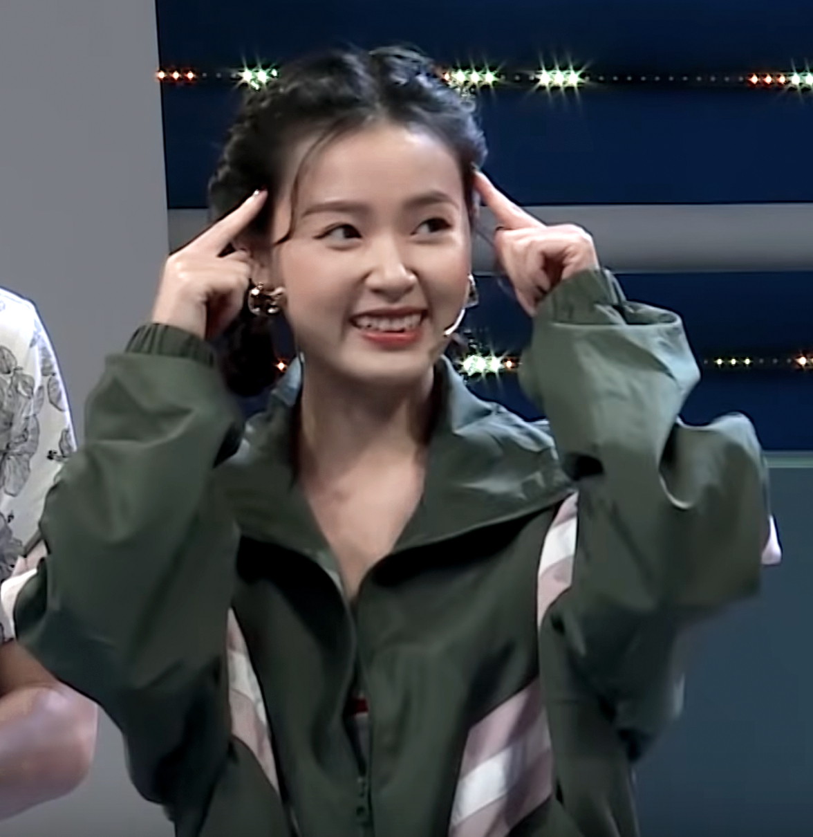 A screenshot of a video of Midu on the Vietnamese gameshow, Úm …
