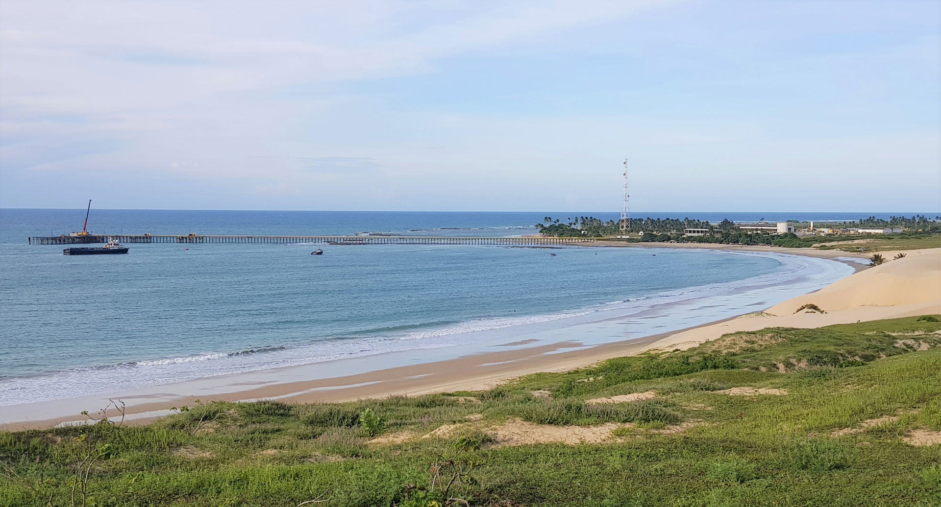 Ponte de interligação entre o pier e as instalações em terra.