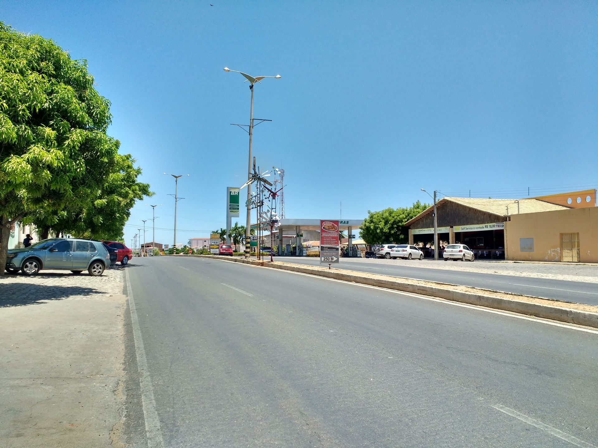 Rodovia federal BR-405 em Apodi, Rio Grande do Norte (Brasil).