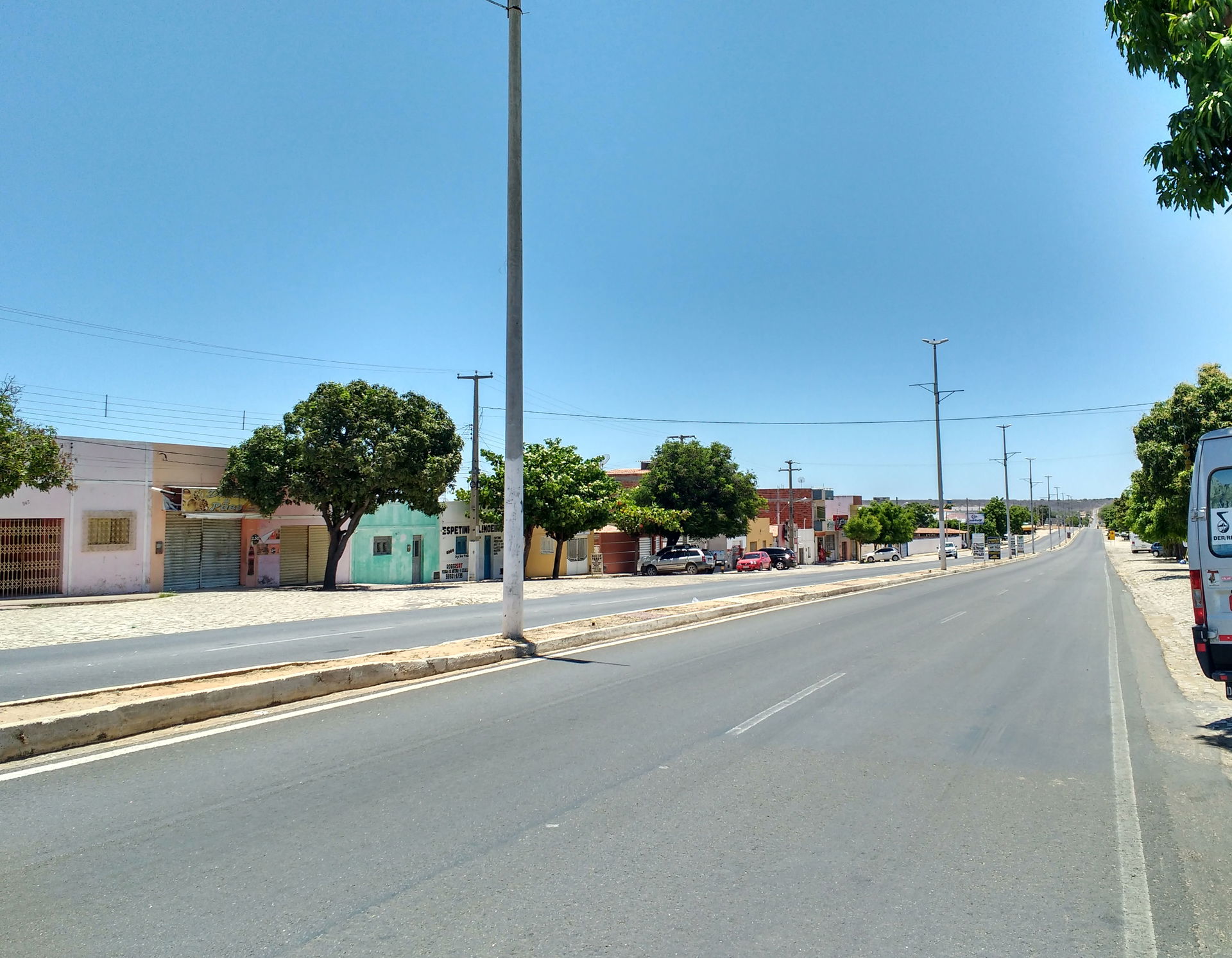Rodovia federal BR-405 em Apodi, Rio Grande do Norte (Brasil).