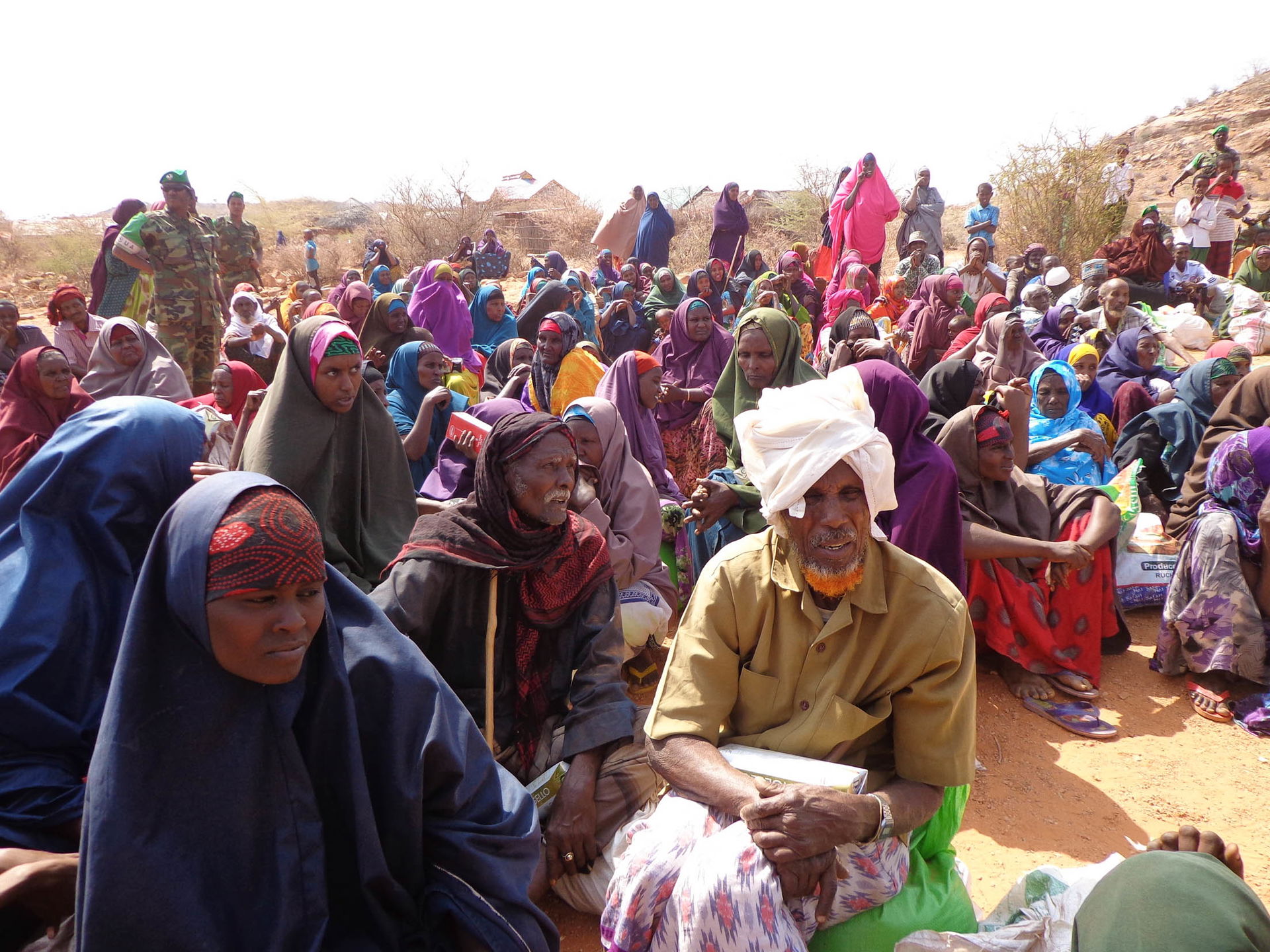 The Ethiopian National Defense Forces donate food to the reside…