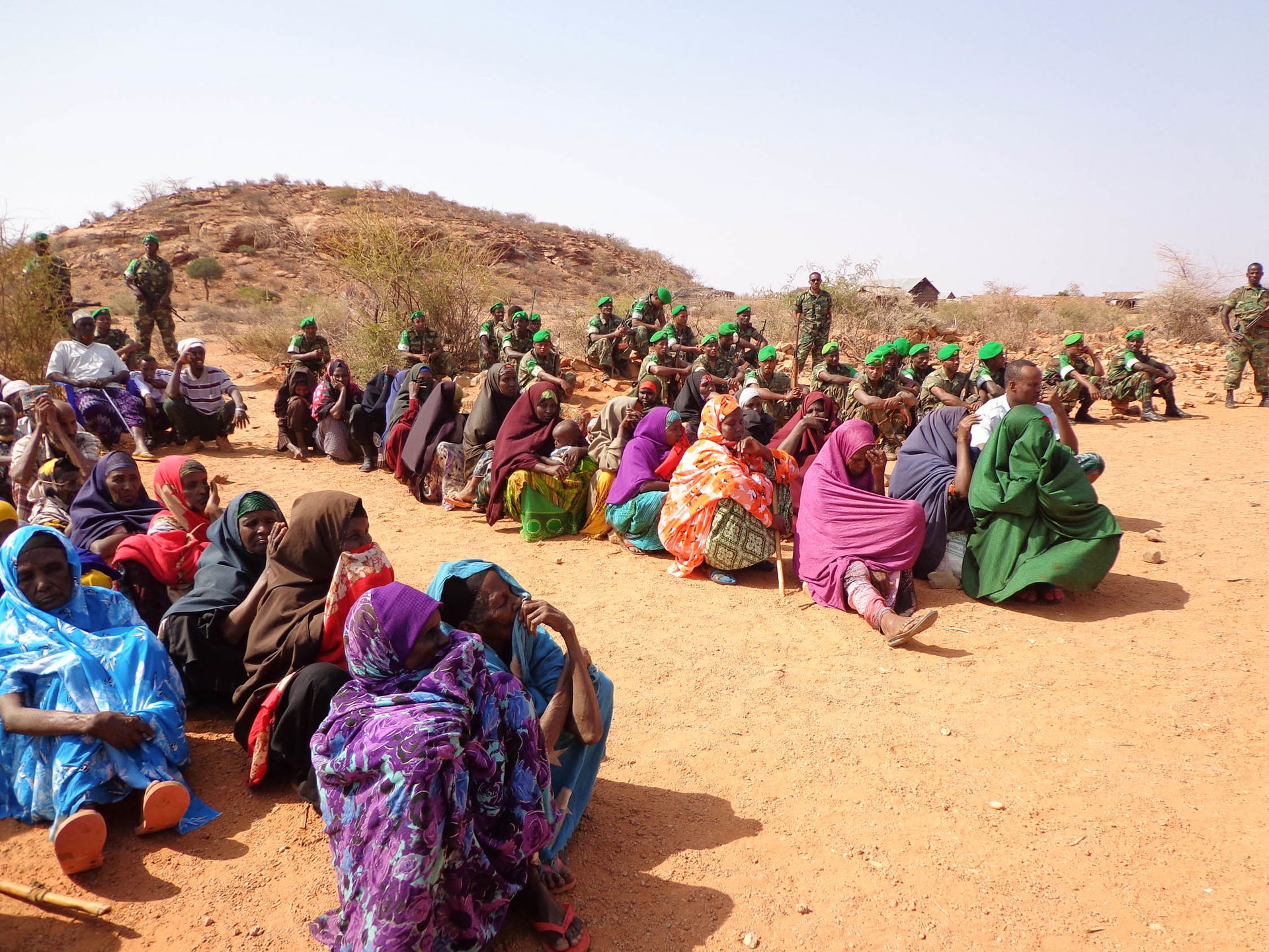 The Ethiopian National Defense Forces donate food to the reside…