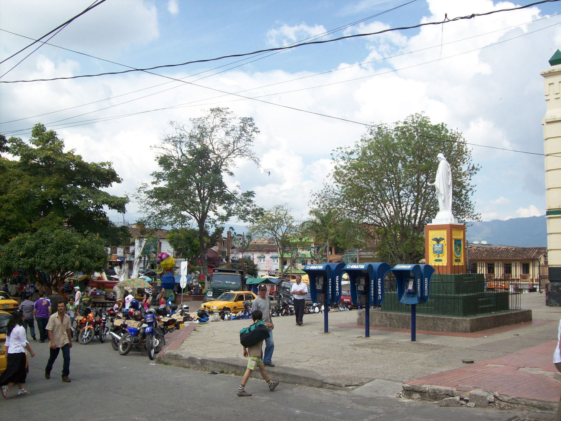 Esquina del parque de Santa Bárbara, Antioquia.
