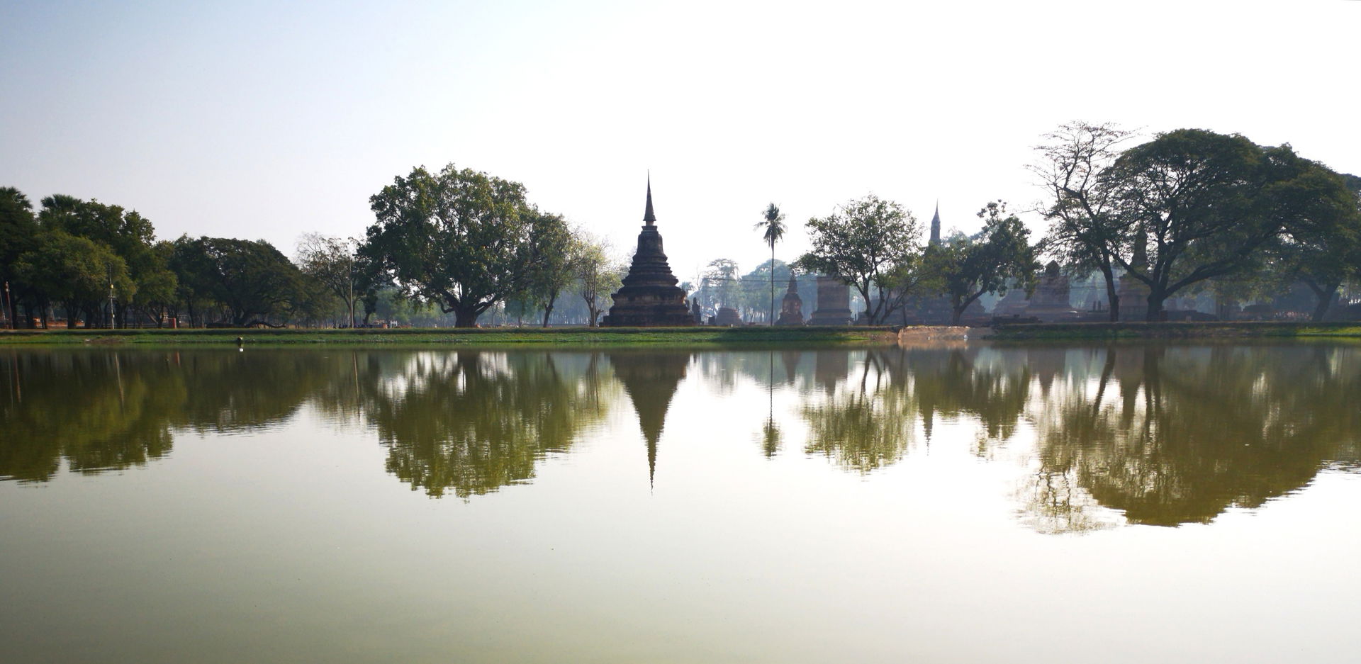 Lago nel parco storico di Sukhothai
