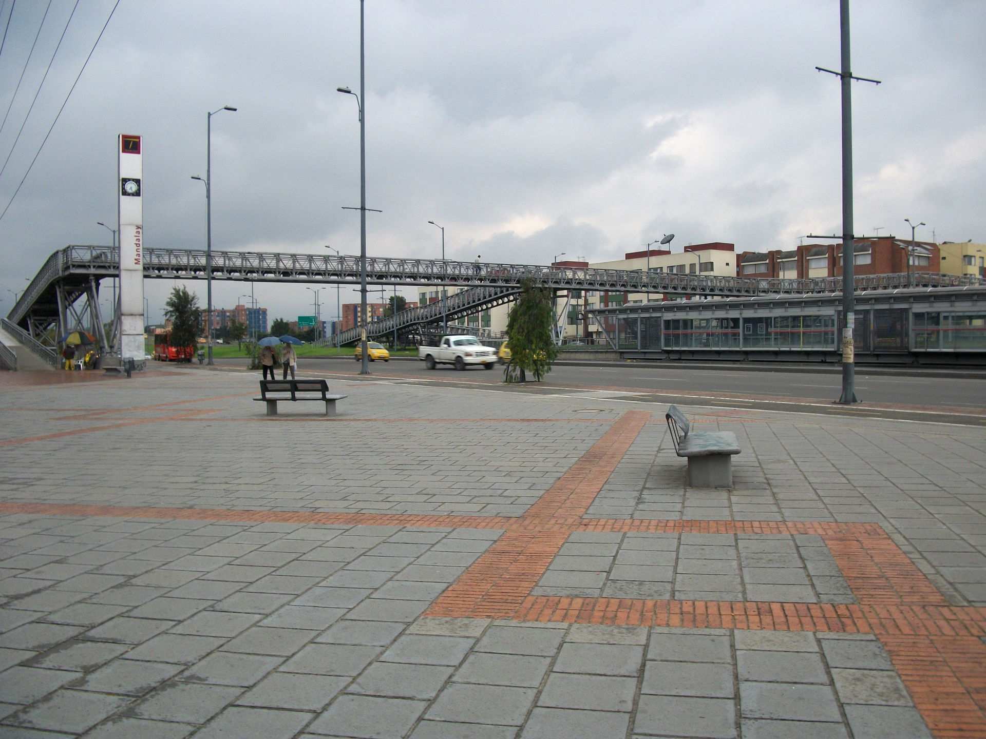 Mandalay, estación de Transmilenio. Bogotá.